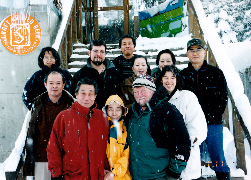 池田さん（写真最前列左）はC.W.ニコルさんとも数十年来の親交がある。2015年のエコプロではオカムラのブースで対談を行い、自然環境保護の重要性を訴え、行き過ぎた近代技術文明の追求に警鐘を鳴らしている