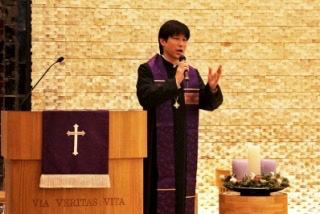 僧侶の研修会で講演を行う中村さん