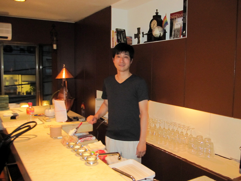 新宿二丁目で「牧師Bar」を開店（2010年）