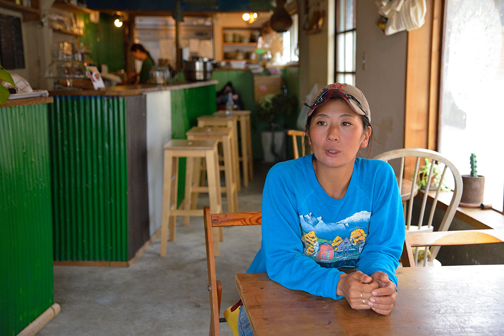 畠山さんがアルバイトをしているカフェ「カラバシ」にて