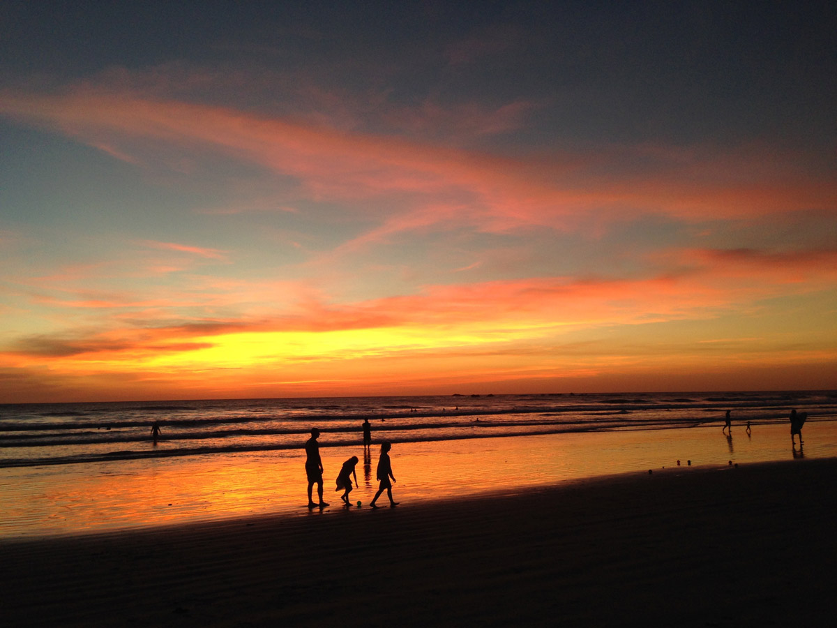 ノサラのビーチに沈む夕陽（写真提供：丹羽さん）