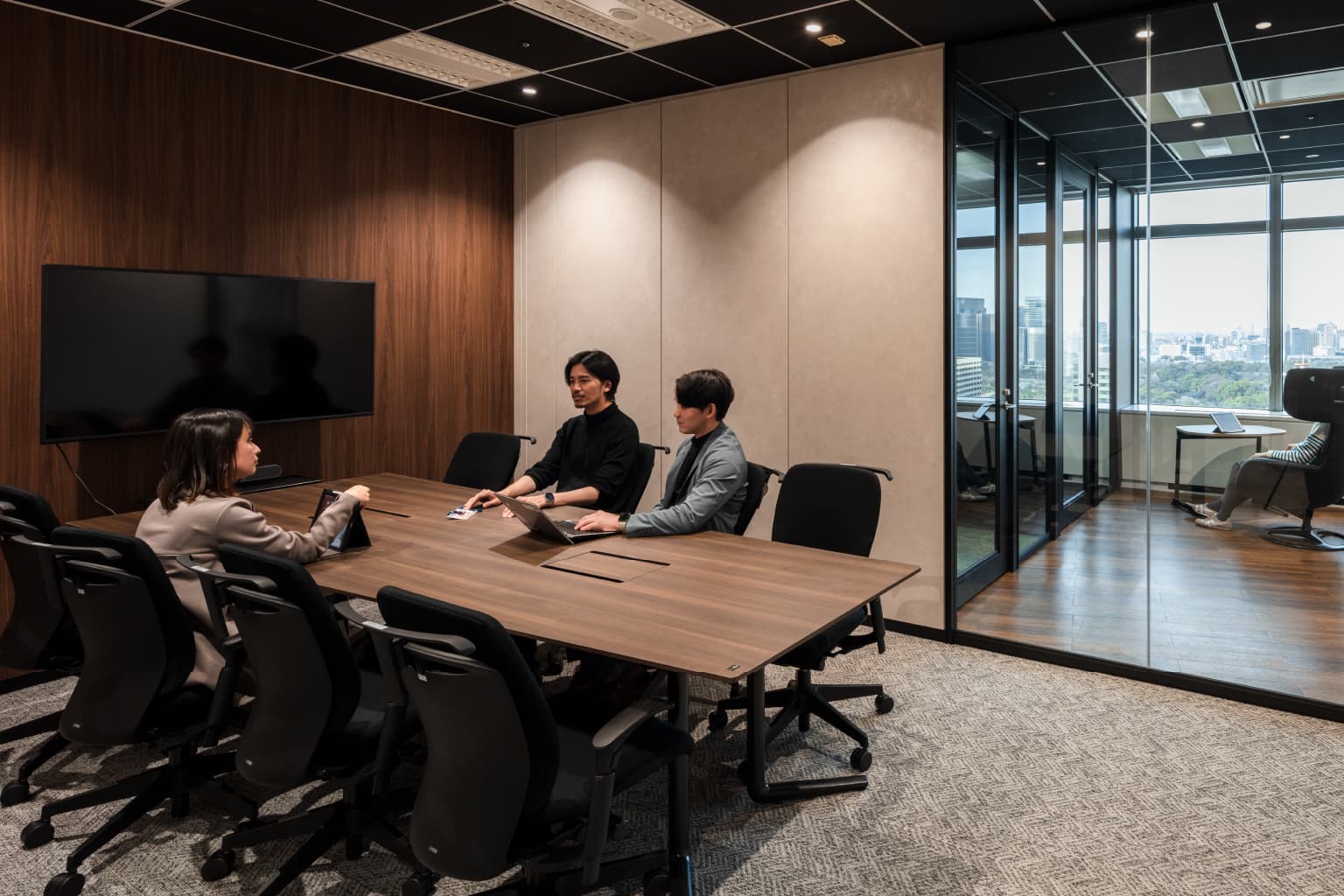 北電情報システムサービス株式会社 様の事例写真／[会議室]会議室の壁の一部にはガラスを大胆に採用しています。窓から自然光が差し込み、圧迫感が軽減されることで、長時間の会議でも心地よく過ごせる空間です。