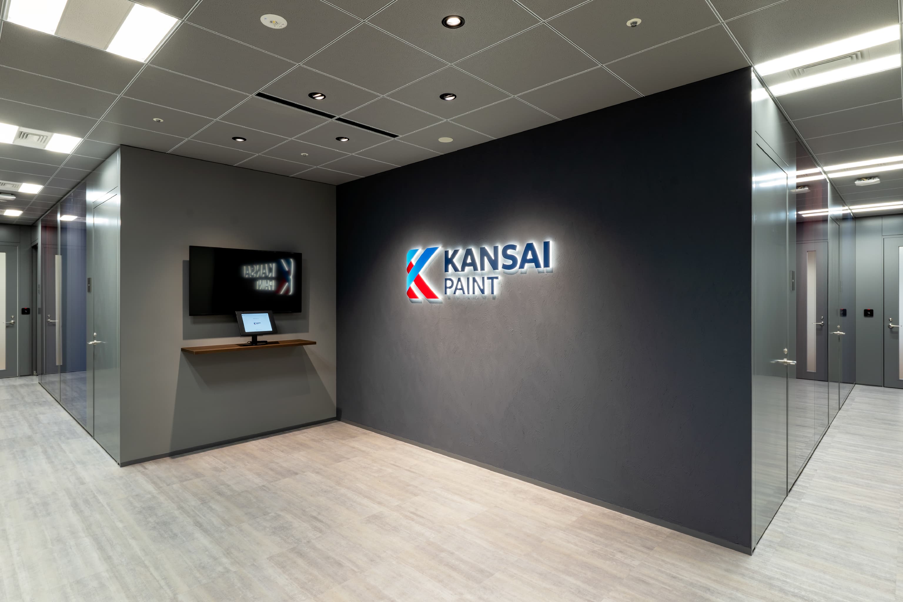 <em>エントランス（新大阪フロント・オフィス）</em>  関西ペイント株式会社 様