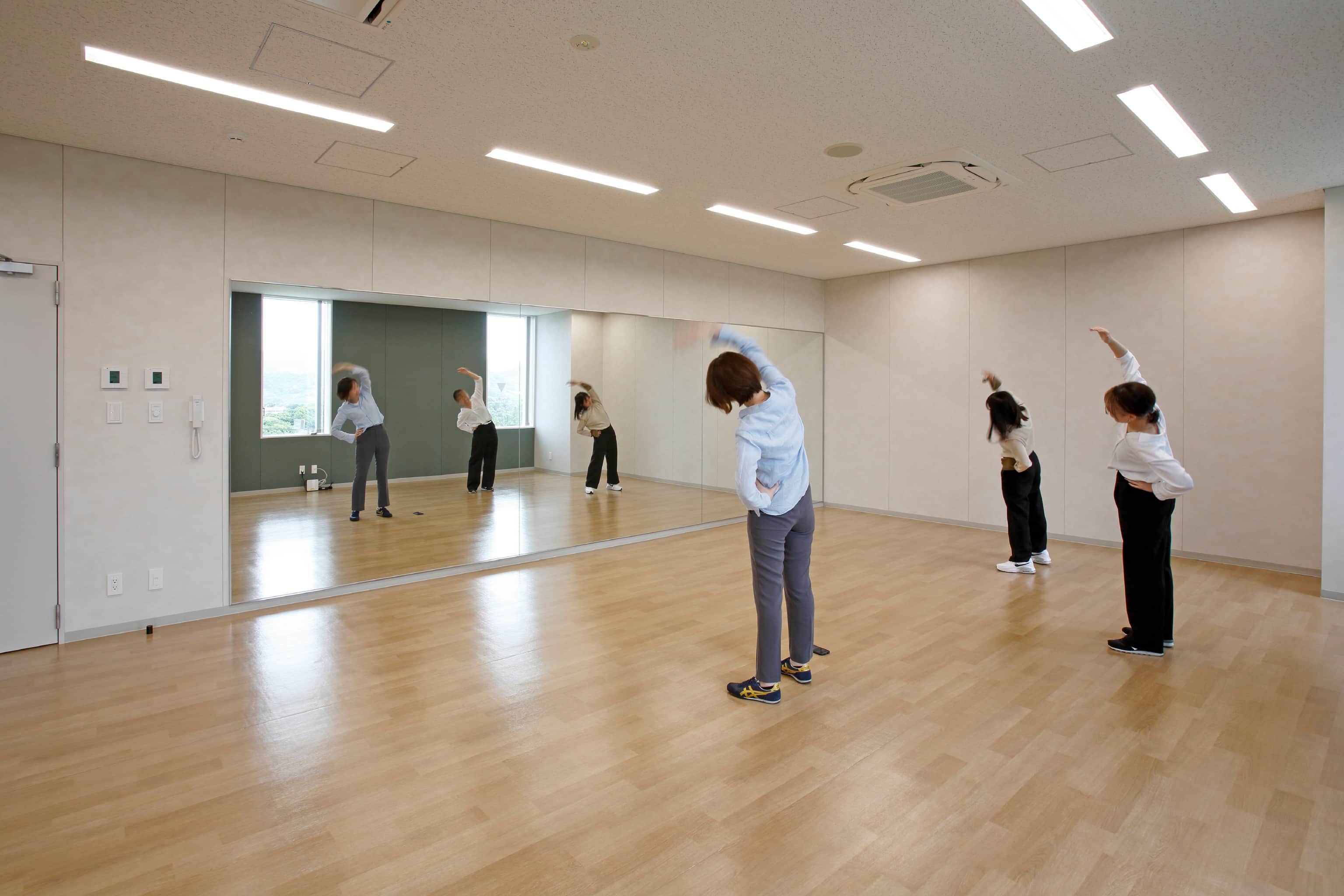 ローランド ディー.ジー.株式会社 様の事例写真／[3階 トレーニングルーム]新社屋では社員の健康づくりのサポートも。前面鏡を完備したトレーニングルームは、始業前のストレッチや終業後のヨガ活動などに活用。軽い運動や自転車通勤等で流した汗は、1階のシャワールームでサッと洗い流すことが出来ます。