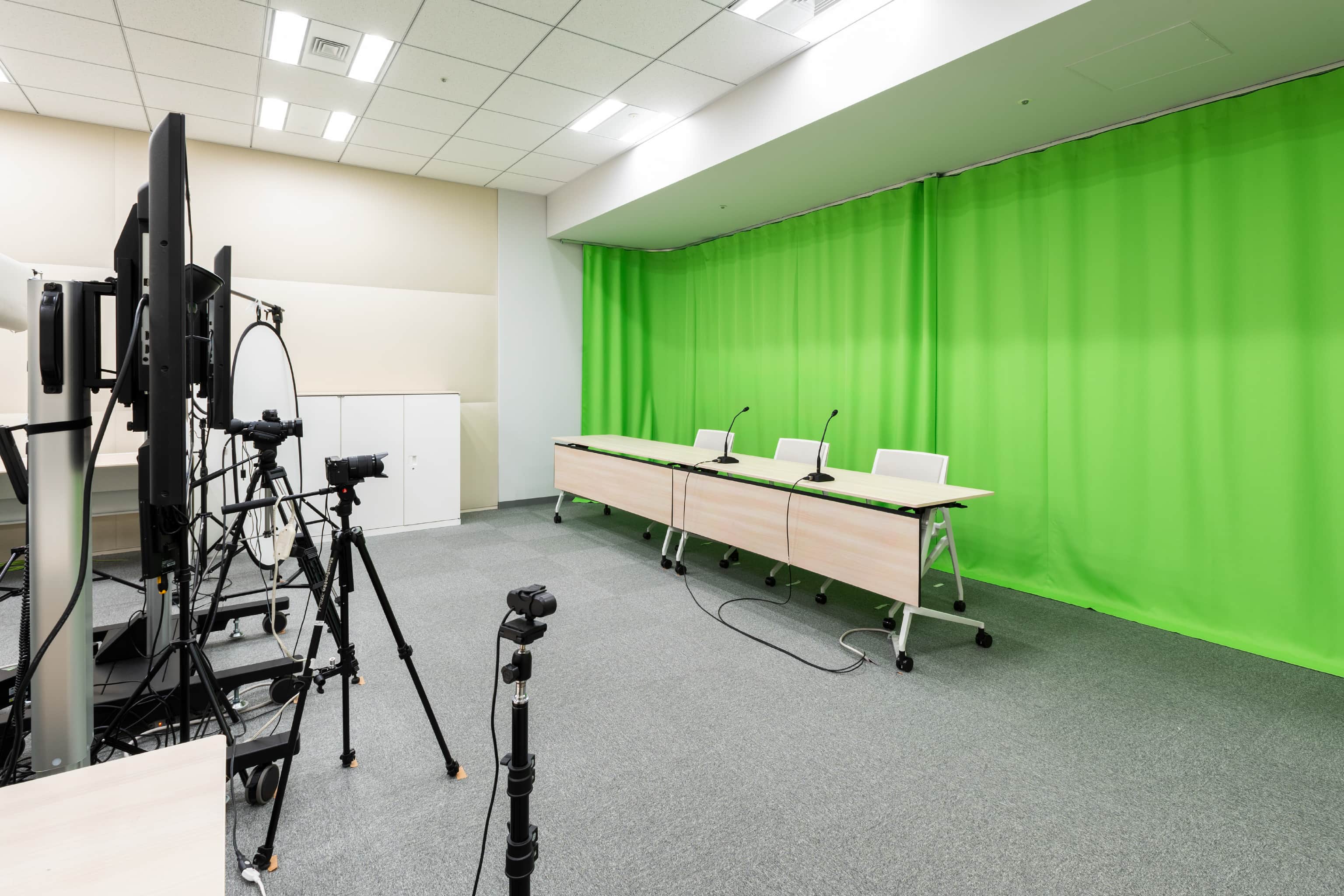 ユニ・チャーム株式会社 様の事例写真／[41階 スタジオ]41階には、情報発信のためのスタジオも。撮影・照明機材だけでなく、合成動画を作成するためのグリーンバックなど、さまざまな設備が用意されており、社内外に情報発信できるスペースです。
