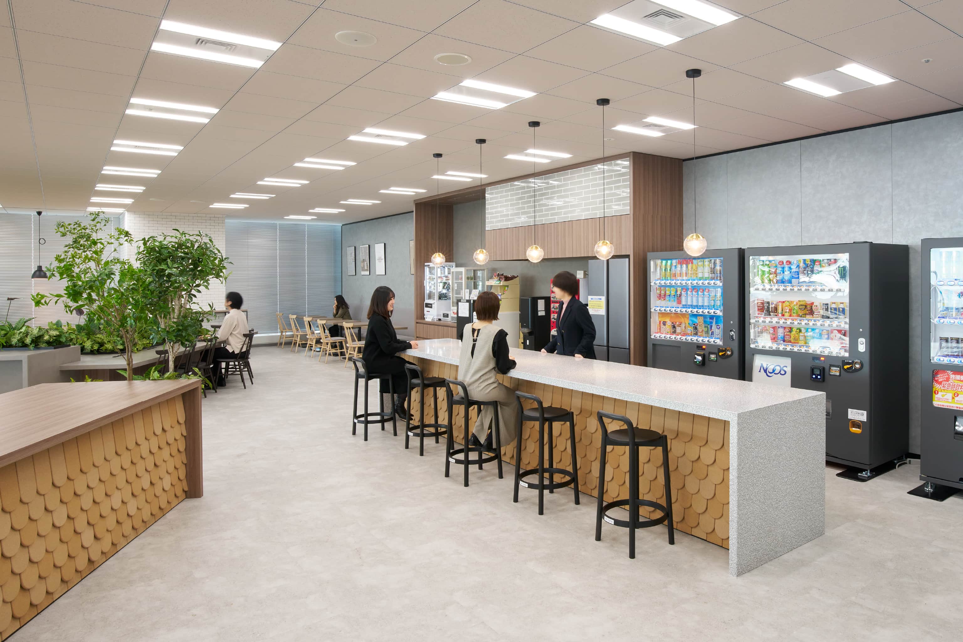 ユニ・チャーム株式会社 様の事例写真／[41階 UNI Cafe]カフェエリアの右手には、カウンター席も。ドリンクやお弁当、パンを購入する社員が偶発的に出会って、クイックに交流できるスペースです。