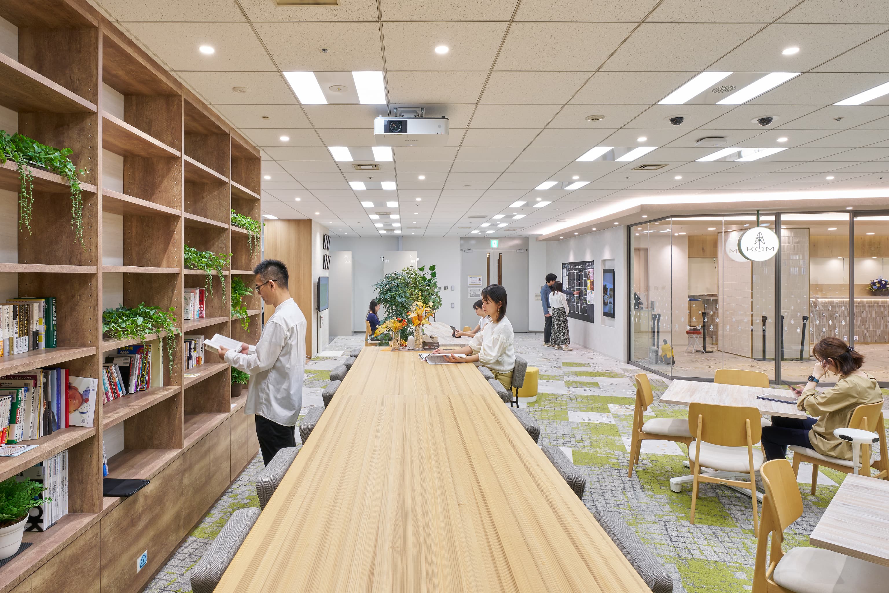 中外製薬株式会社 様の事例写真／[17Fラウンジエリア]ライブラリとしての活用を想定し、書棚が備えられています。本を通じた新しいコミュニケーションが生まれるように、書店員による選書や、社員のおすすめ書籍の紹介など、さまざまな企画が予定されています。