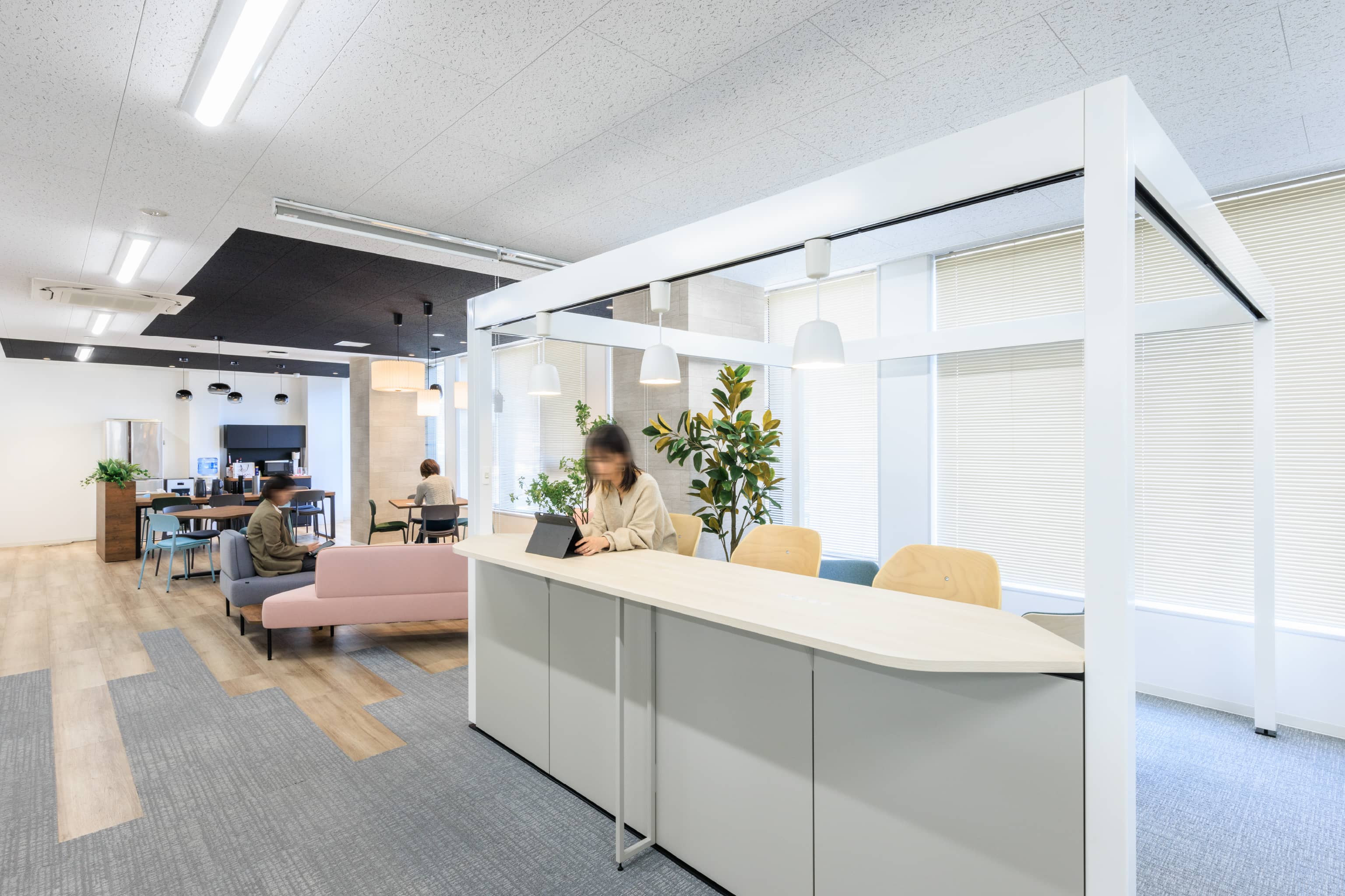 株式会社よーじや 様の事例写真／[カウンター席（執務エリア）]カウンター席からふと顔を上げると、執務エリア全体が見渡せます。カフェにいるような気分で、前に立つ仲間とおしゃべりをしたり、ある時は業務にいそしんだり。執務エリアとリフレッシュエリアをつなぐ、特別な空間です。