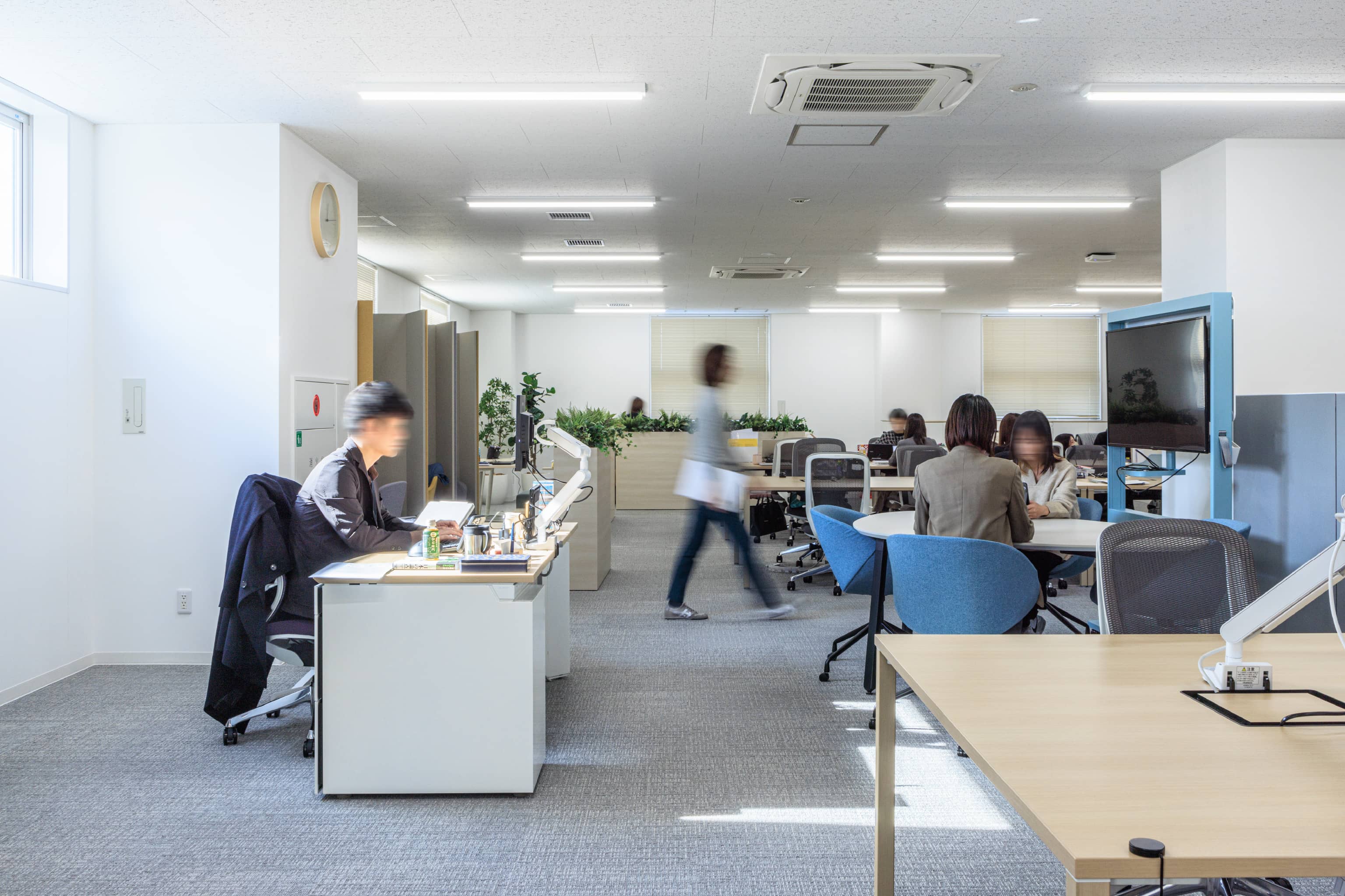 株式会社よーじや 様の事例写真／[執務エリア]社長室は作らず、執務エリア内に社長席を配置。肩を並べて働くことで従業員との一体感を醸成しています。
