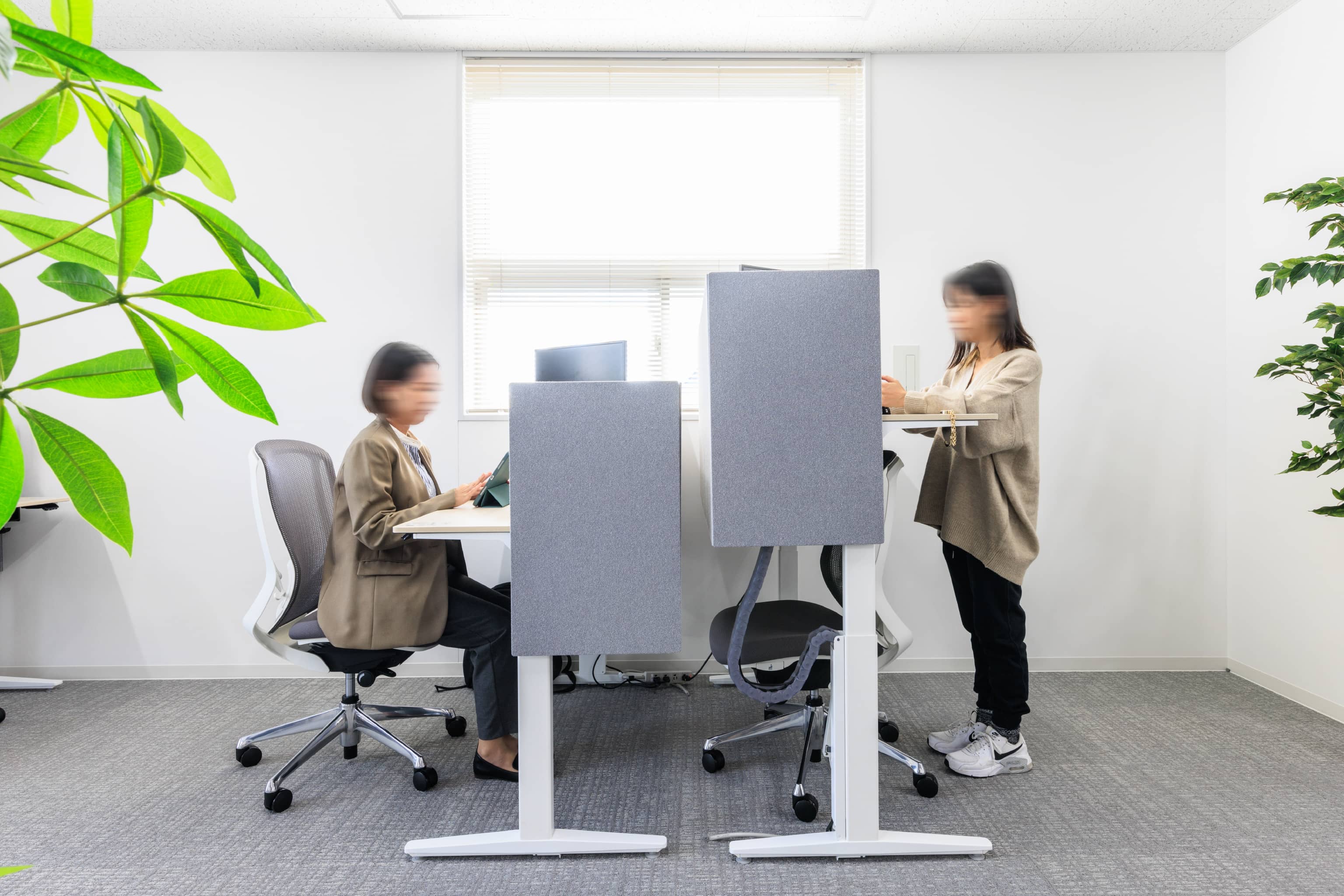株式会社よーじや 様の事例写真／[執務エリア]「立って仕事がしたい」という社員の声に応えて導入した昇降デスク。立ったり座ったり、好みの高さに調節可能な一番人気の席です。