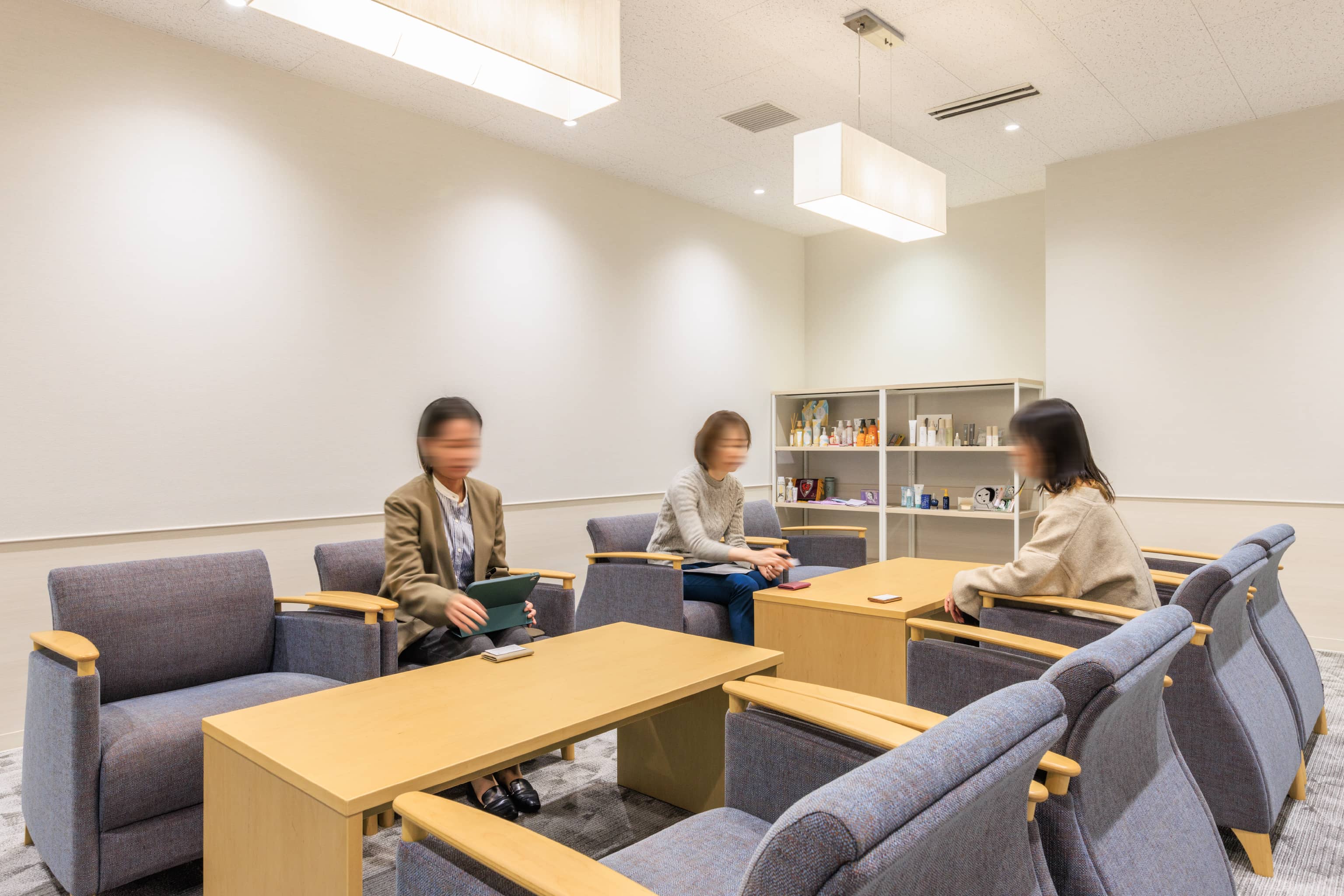 株式会社よーじや 様の事例写真／[応接室]ゆったりとした椅子と竹をイメージしたペンダントライトで、明るくカジュアルながら、落ち着きのある雰囲気を醸し出しています。