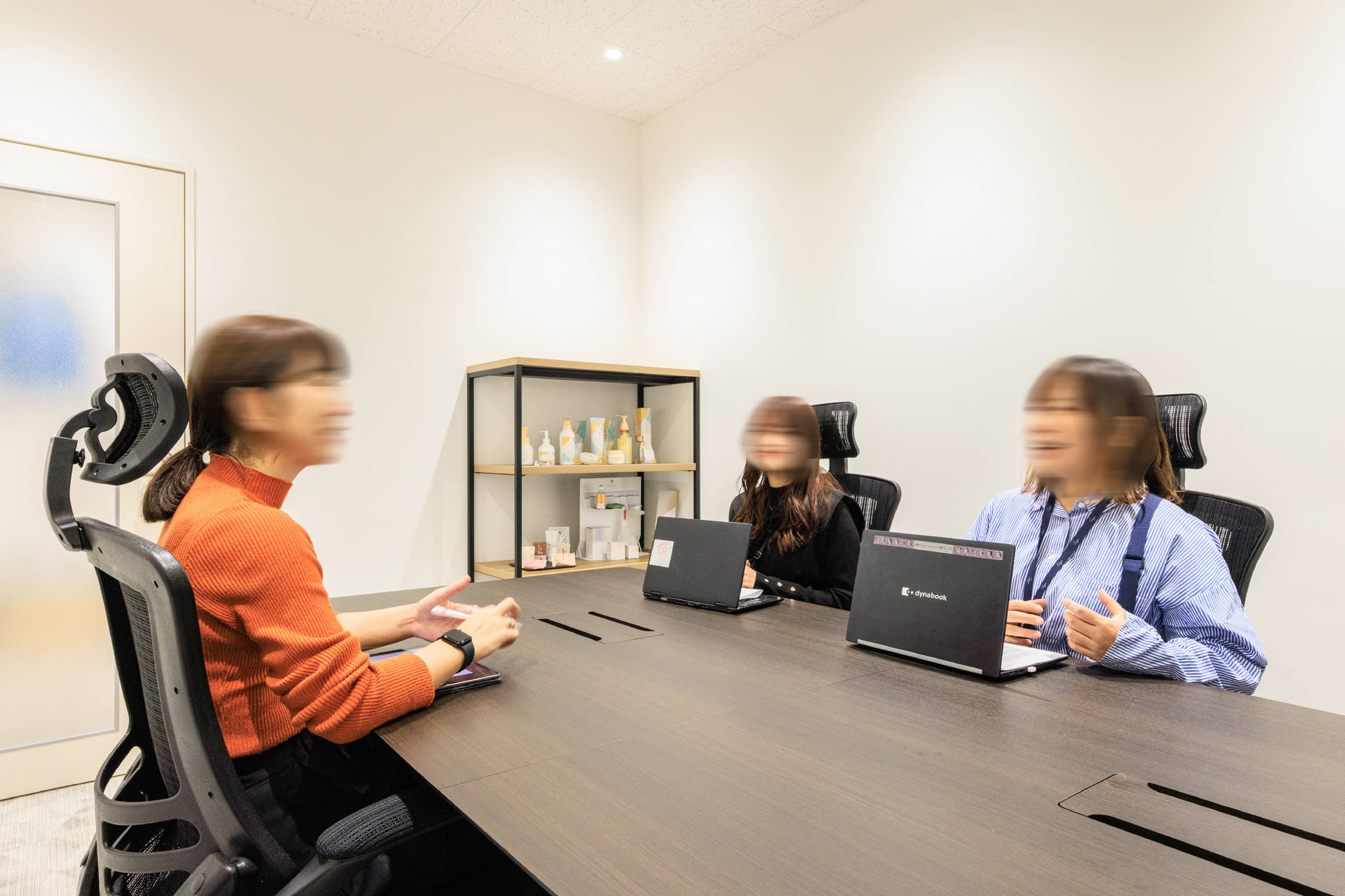 株式会社よーじや 様の事例写真／[来客用会議室]それぞれテイストの異なる、来客用の会議室は３部屋。長時間の打ち合わせでも疲れないワークチェアを設置しました。棚には自社商品が並び、現物を見ながら円滑に商談を進められます。採用面接の部屋としても使われています。