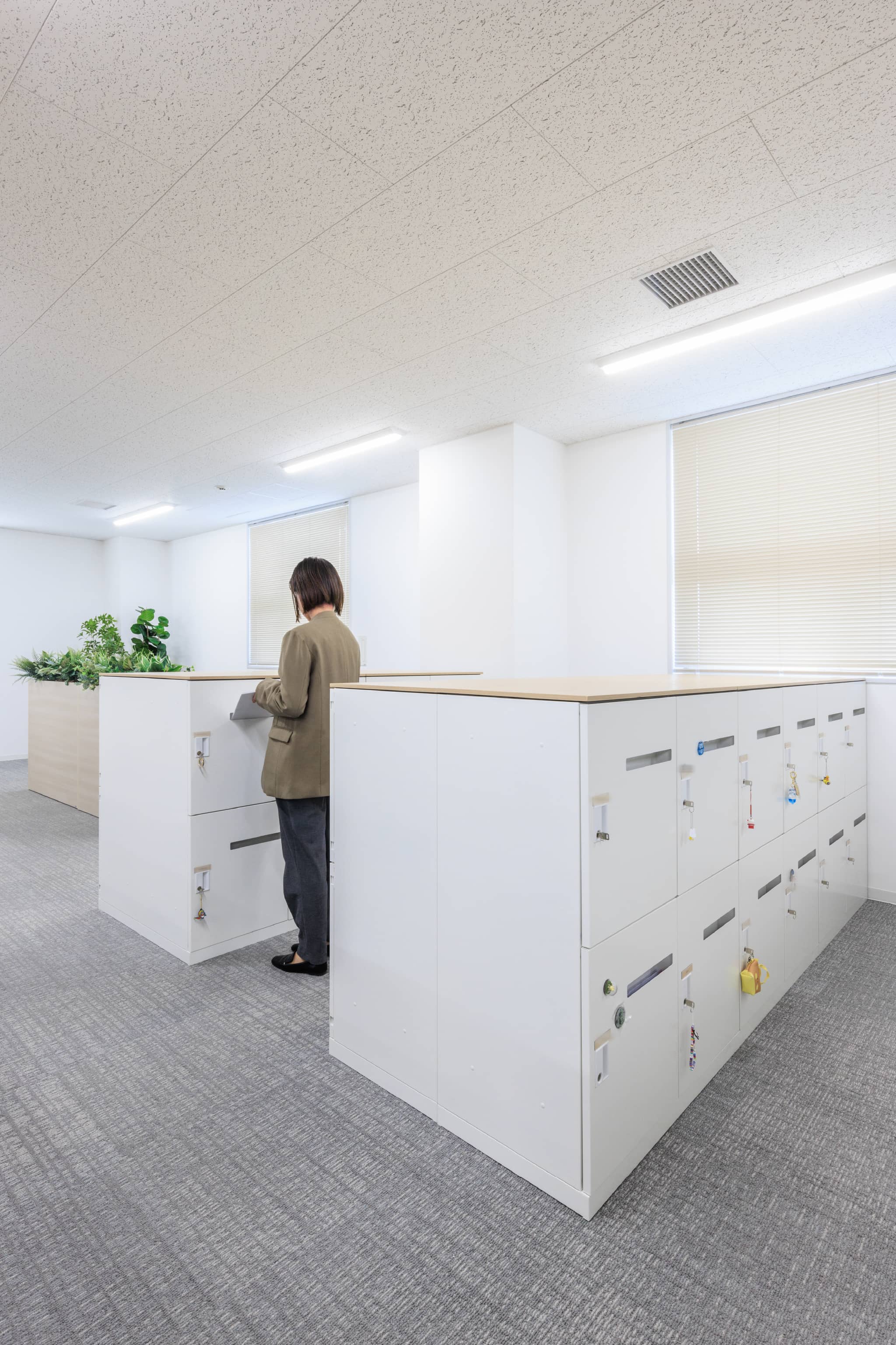株式会社よーじや 様の事例写真／[モバイルロッカー]大容量の個人ロッカーは、社員のバッグなどの私物や仕事道具を収納できます。ロッカーの扉に空いた穴から、個人宛ての書類を投函することも可能です。