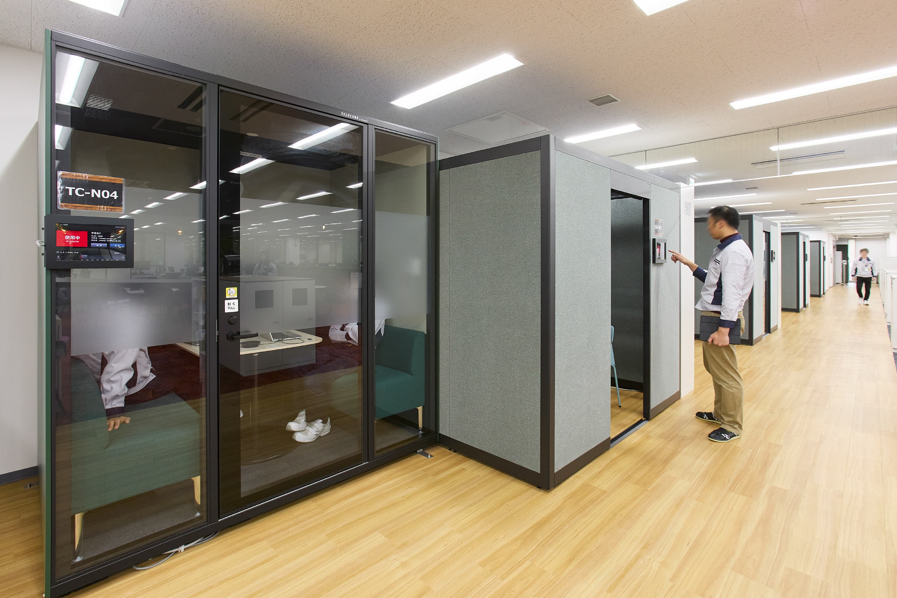 日東電工株式会社 様の事例写真／[2F ワークブース（執務エリア）]少人数の打ち合わせやWEB会議のニーズに応えるワークブース。外からは顔が見えない、プライバシーが確保された静かな個室ゆえ、商談や面談などにも重宝され、稼働率は高めです。