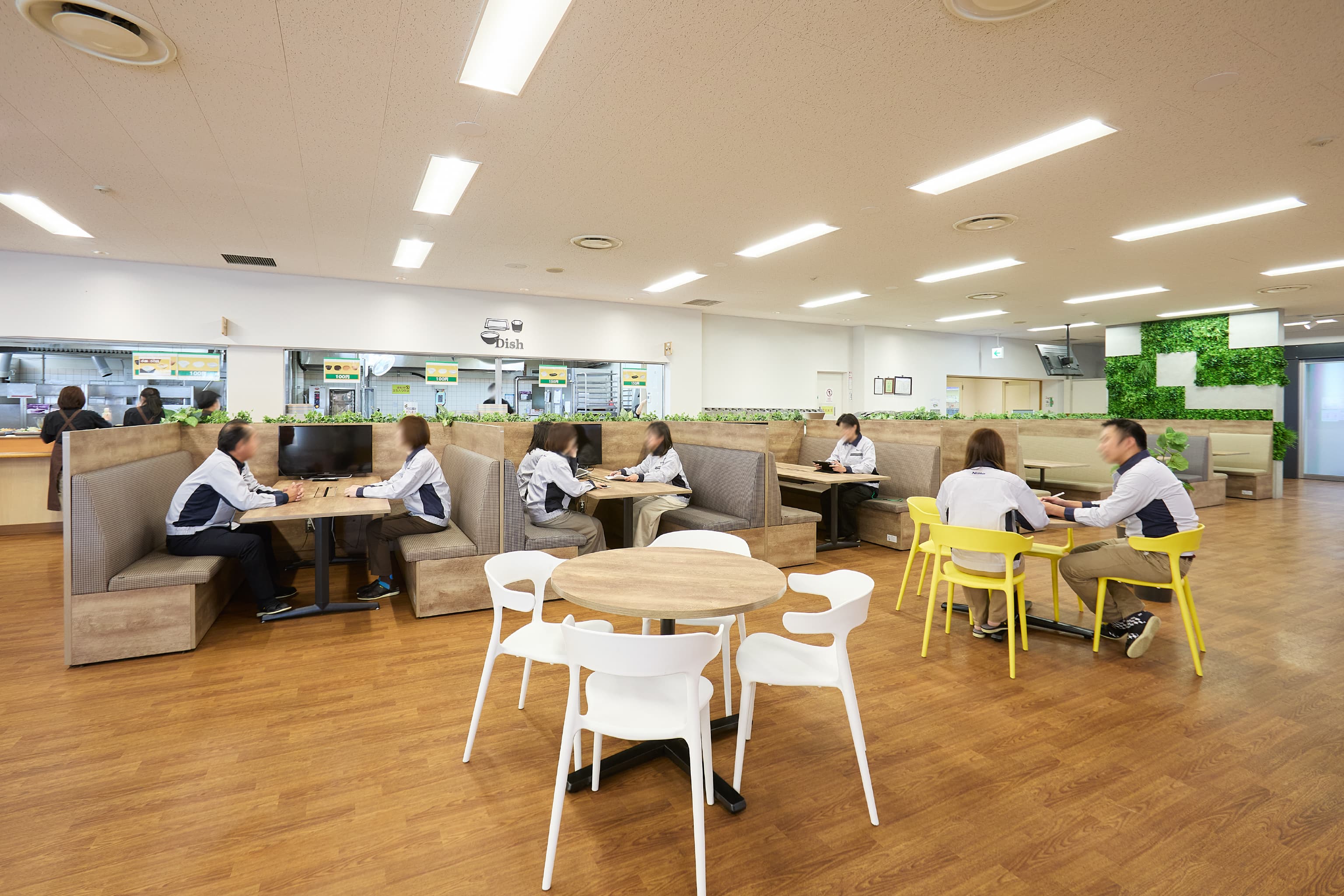 日東電工株式会社 様の事例写真／[3F 社員食堂]人気のファミレス席はモニター完備。食事はもちろん、ランチミーティングや打ち合わせなど、さまざまな目的で利用されています。グループの人数が多いときは可動式のテーブルとイスをフレキシブルに活用することも。