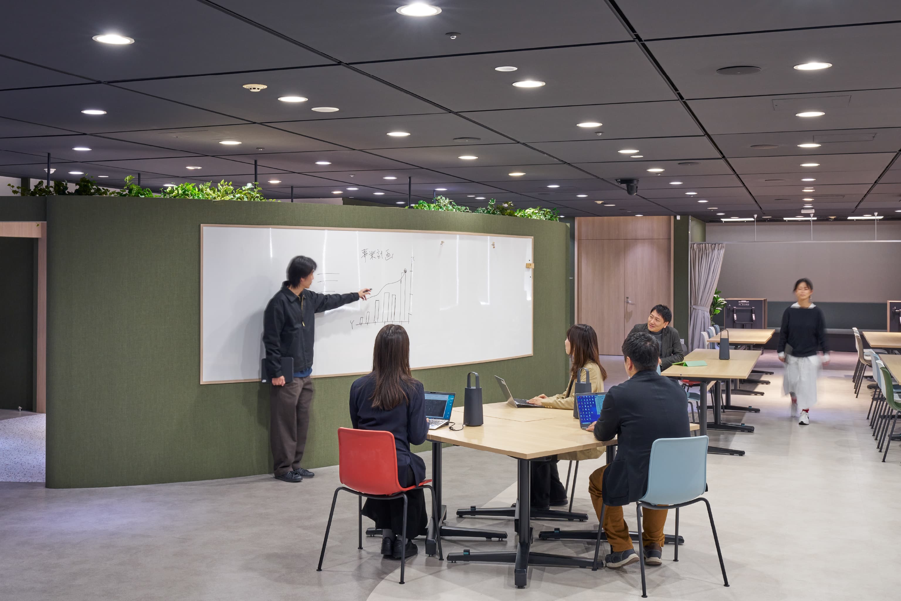 株式会社NTTドコモ 様の事例写真／[Park]OCポータブルバッテリーの導入によって、電源位置に縛られないフレキシブルな運用を実現しています。後方の壁面に設置されたホワイトボードは、グループワークやアイデア出しに便利。