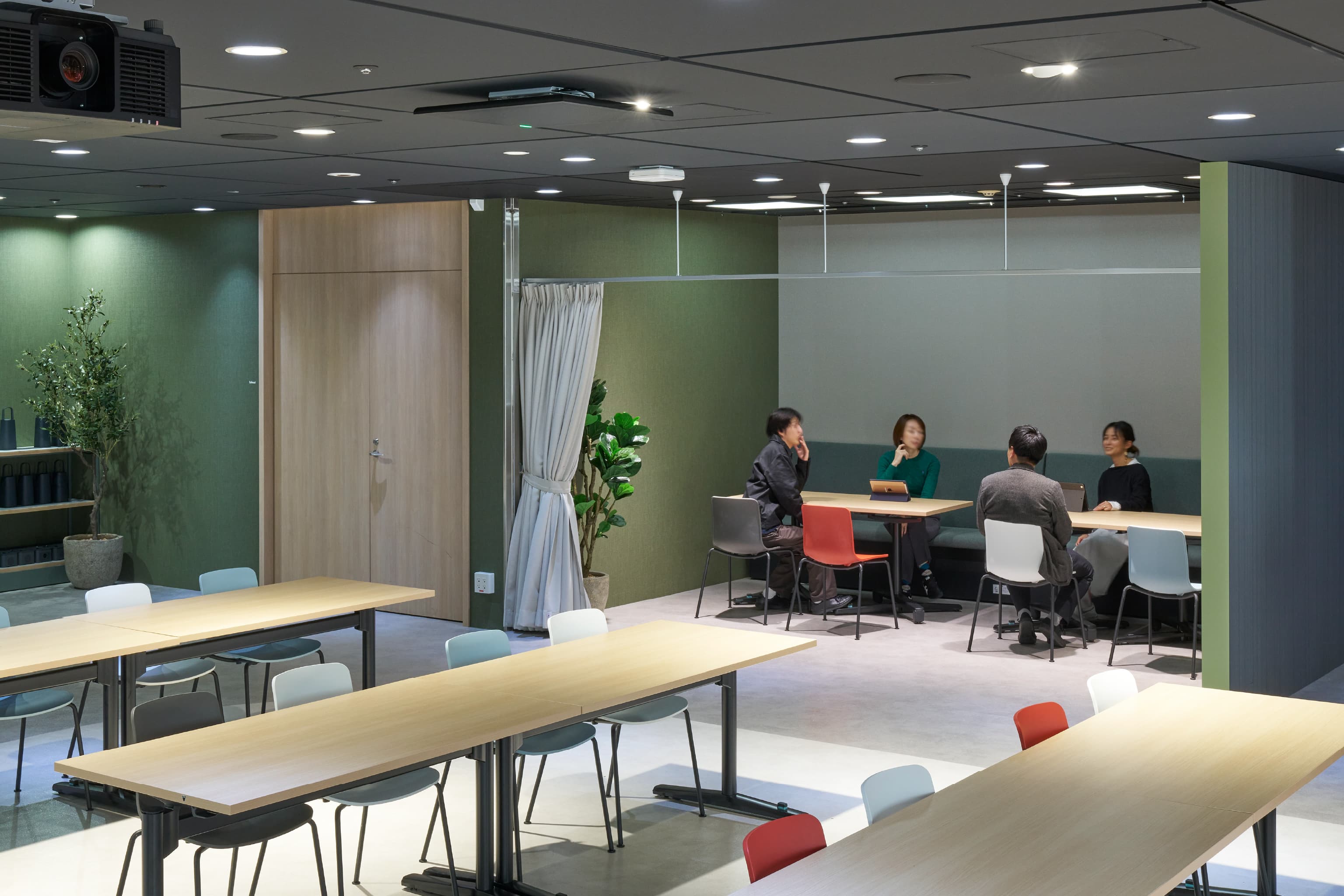 株式会社NTTドコモ 様の事例写真／[Park]Park横のスペースはカーテンで仕切られ、簡易的なプライベート空間として利用できます。開催されるイベントに合わせて、スタッフの待機席やバーカウンターなど柔軟に使われています。