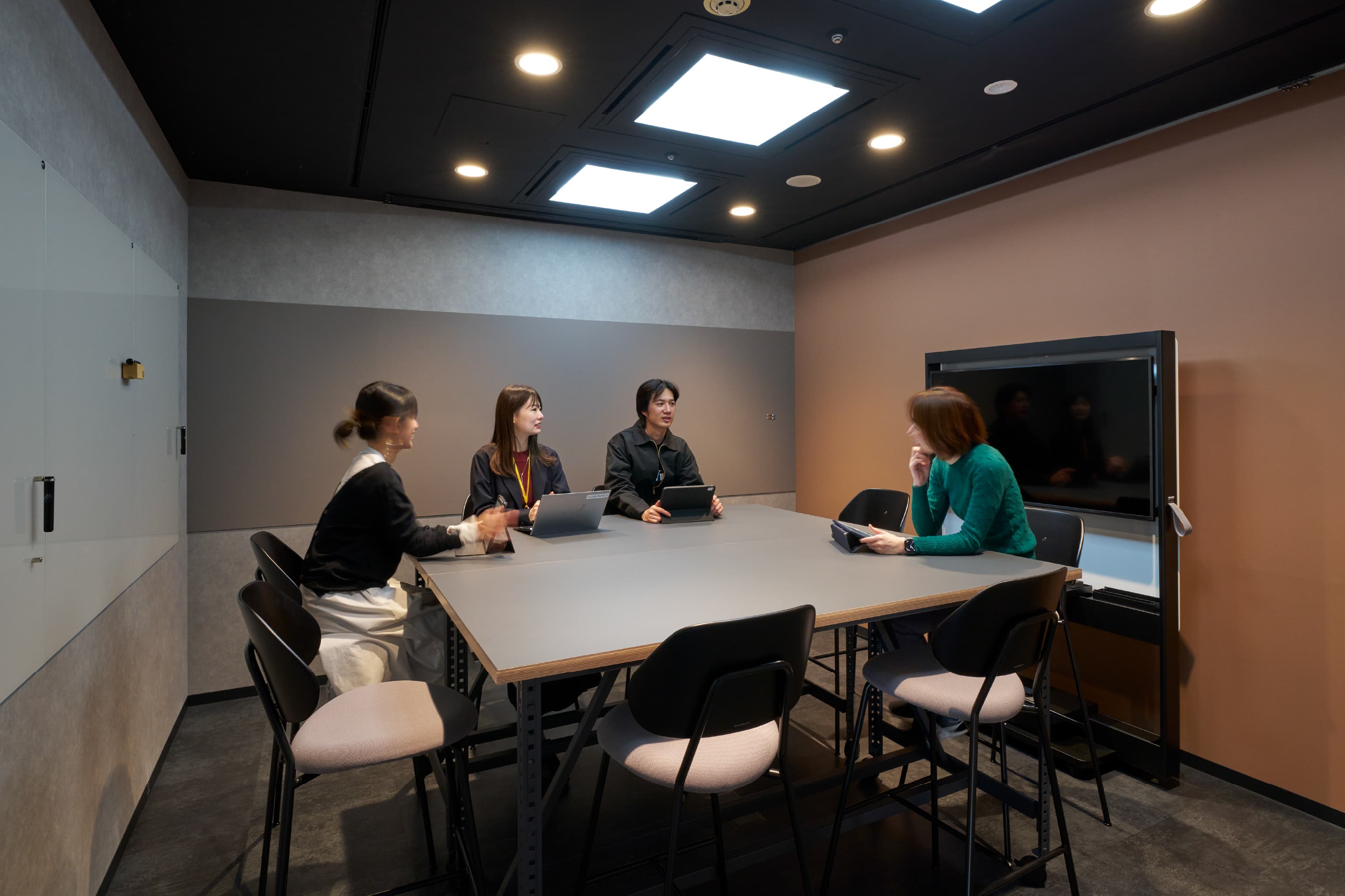 株式会社NTTドコモ 様の事例写真／[Garage]ものづくりの現場を思わせる実用的なデザインが特徴の「Garage」では、紙を広げてのブレストや、ピンナップボードを活用した熱のこもった打ち合わせが行われます。程よい緊張感が保たれるハイスツールは、集中力を高める効果も。