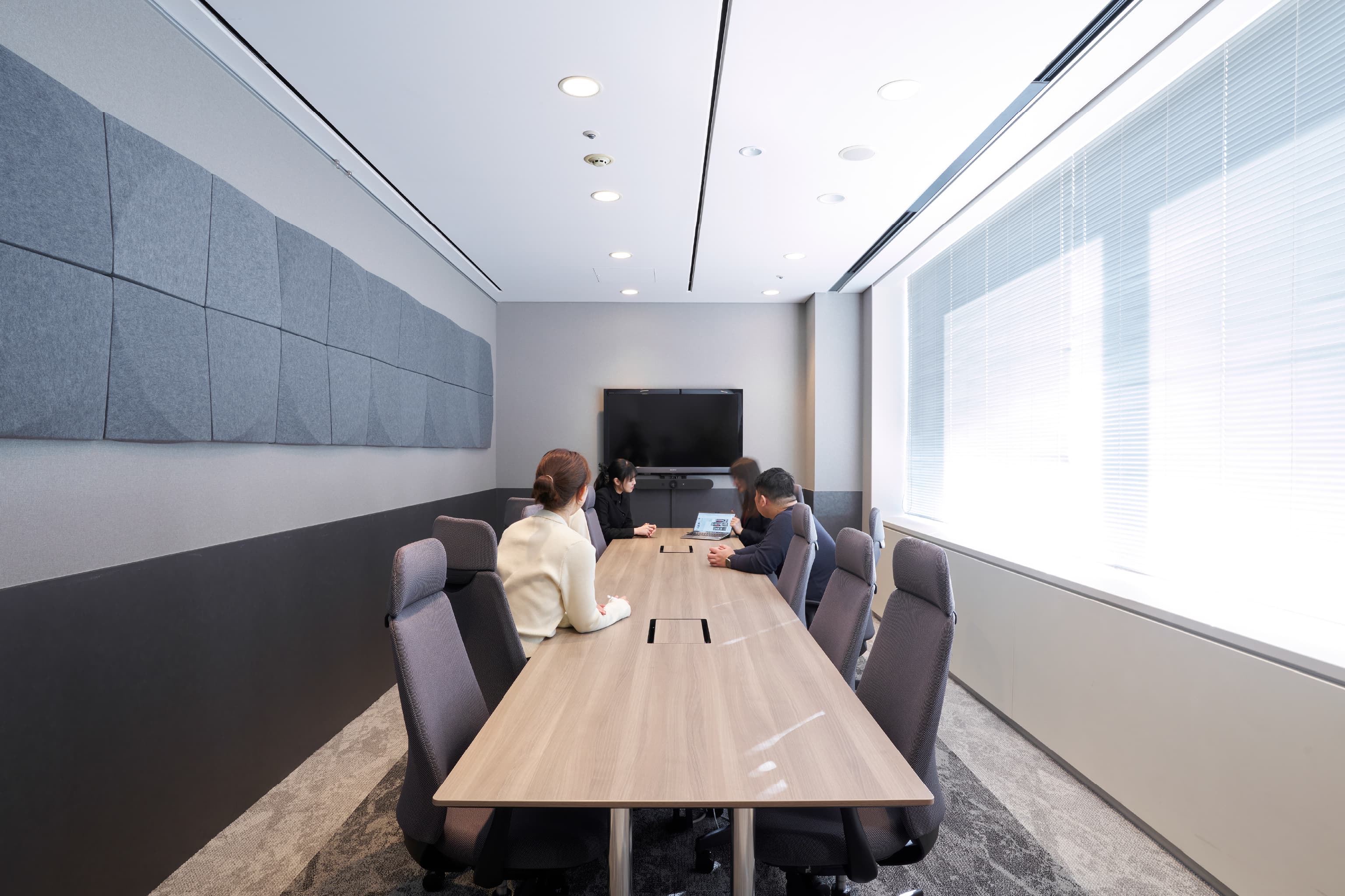 株式会社NTTドコモ 様の事例写真／[Theater]壁には吸音ボードが貼られ、音に配慮した設計で映画館のような快適さを実現。窓からは富士山を望む眺望が広がり、印象深い景色が楽しめます。開放感と機能性を併せ持ち、フォーマルな会議にも適しています。