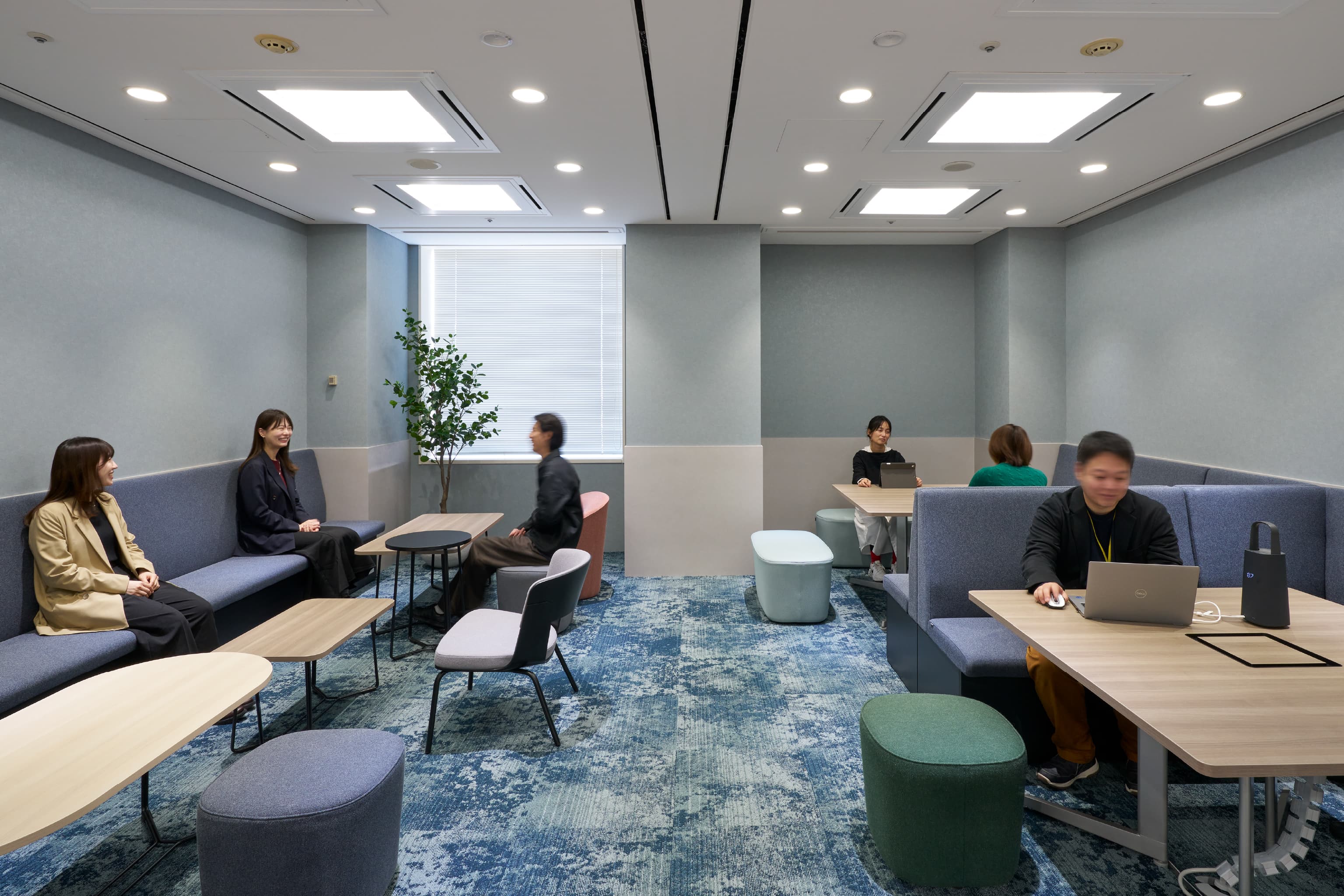 株式会社NTTドコモ 様の事例写真／[Lake]水面を感じさせるカーペットが癒しの雰囲気を演出し、リラックスして過ごせます。気軽に立ち寄れるよう、あえて扉を設けないデザインに。対面の席が多く、深く語り合える空間です。集中したいときの個人ワークにも。