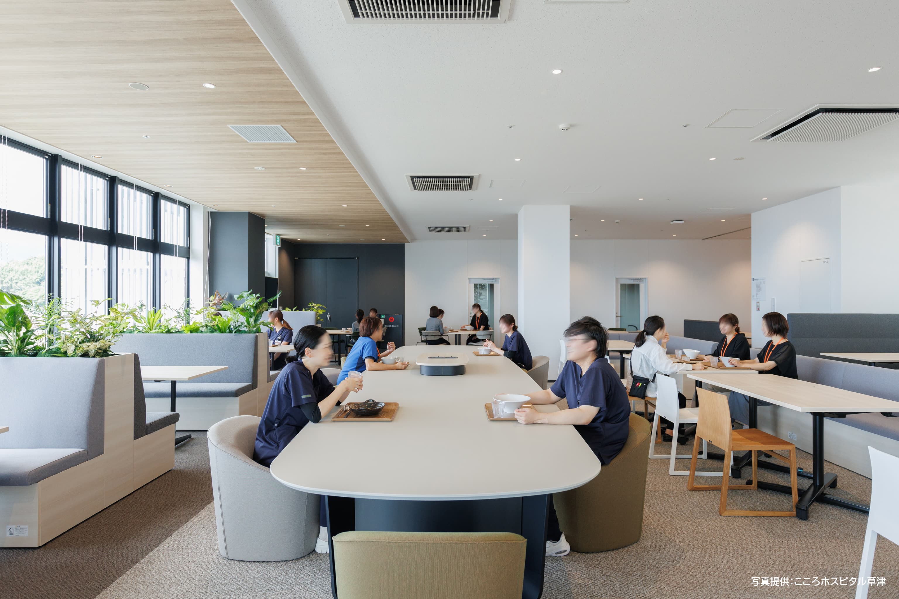 医療法人社団 更生会　こころホスピタル草津 様の事例写真／[8F職員食堂]ビッグテーブル席、ステップベンチ、ファミレス席が、適度な距離を保って配置されています。「会話が盛り上がっても気にならない」「周りの声がほどよく聞こえて落ち着く」と、今まで食堂を利用していなかった人も足を運ぶようになりました。