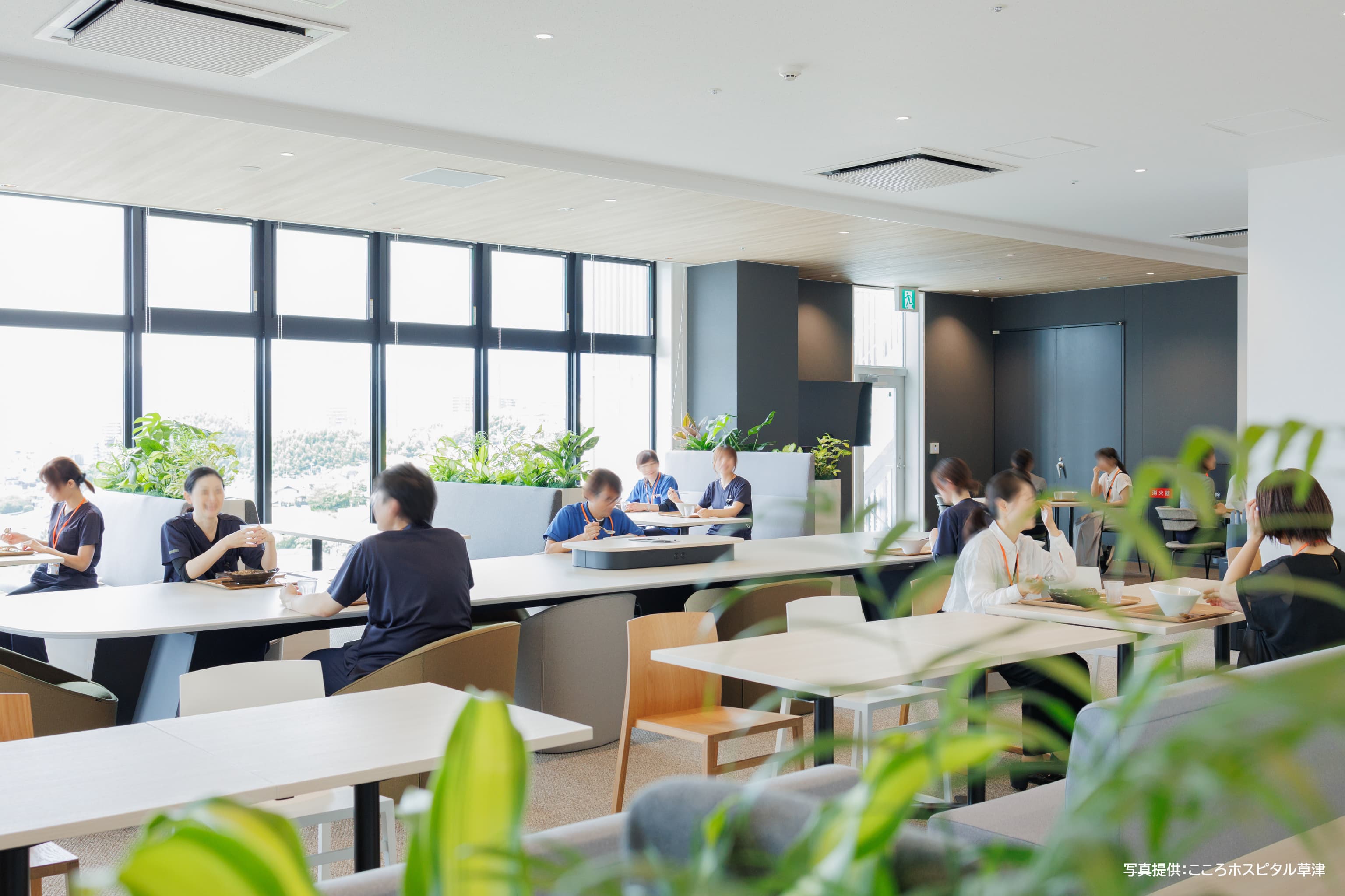 医療法人社団 更生会　こころホスピタル草津 様の事例写真／[8F職員食堂]さりげなく配置された観葉植物は、癒やしにも目隠しにもなっています。食堂でありながら床がカーペット敷きで、ホテルにいるような気分に。