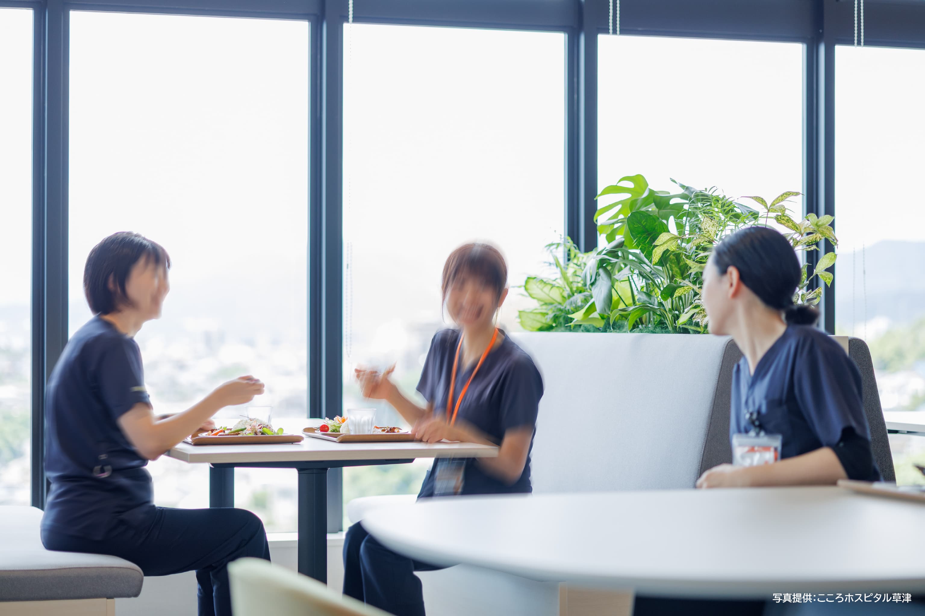 医療法人社団 更生会　こころホスピタル草津 様の事例写真／[8F職員食堂]ランチの注文数は従来の2倍以上に増加。昼食の利用以外にも、出勤前にコーヒーを飲んで一息ついたり、夕方ふらりと立ち寄って休憩したりと、職員の憩いの場となっています。