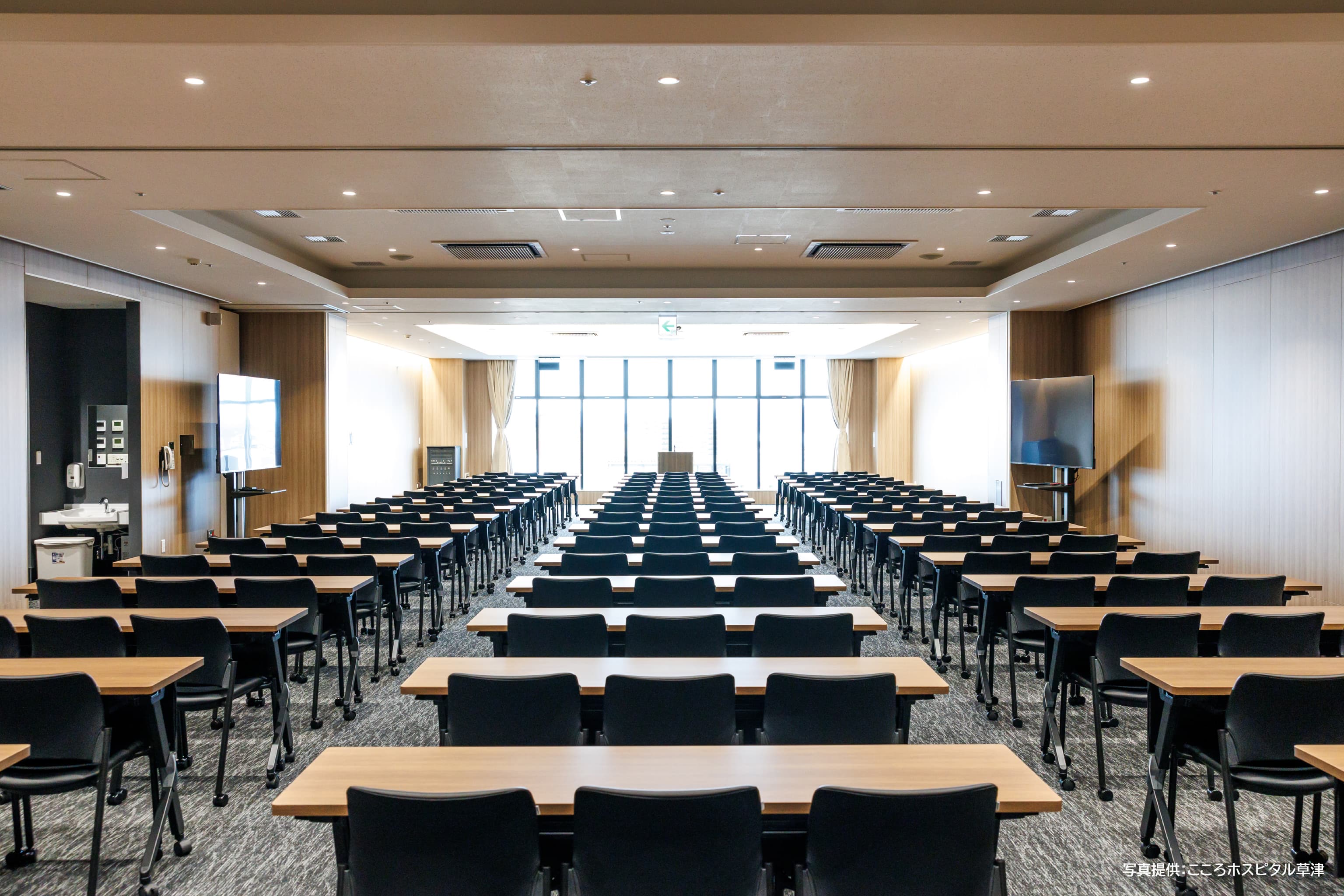 医療法人社団 更生会　こころホスピタル草津 様の事例写真／[3F多目的ホール]一面ガラス張りで眺望がよく、陽光が差し込む明るい空間です。入り口には感染症対策として手洗い場が設置されています。