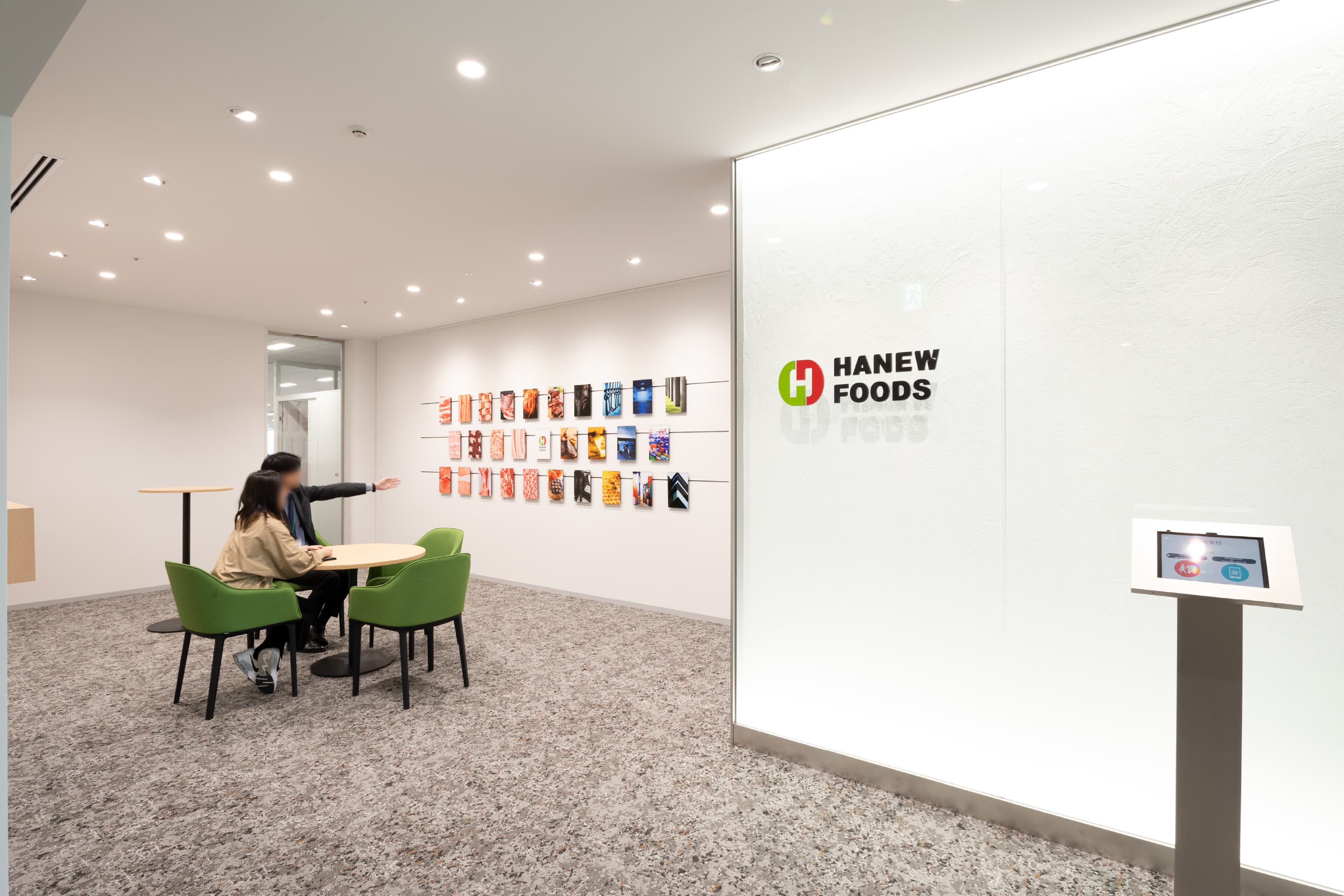 <em>エントランス</em>  ハニューフーズ株式会社 様