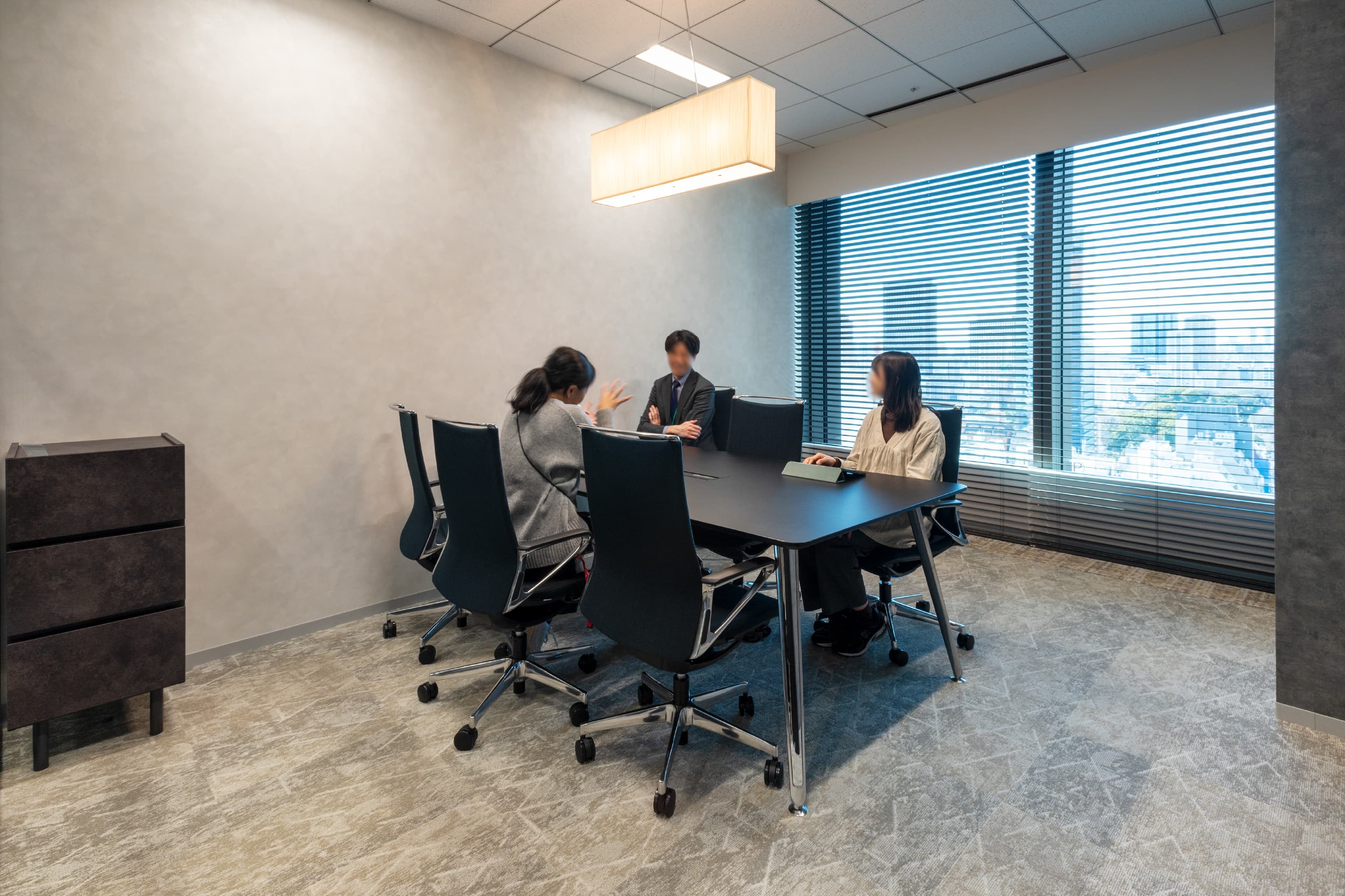 ハニューフーズ株式会社 様の事例写真／[応接室]応接室は、社内の会議や打ち合わせにも活用されています。落ち着いた色調の空間が集中しやすい環境をつくり、スムーズな会議の進行をサポートします。