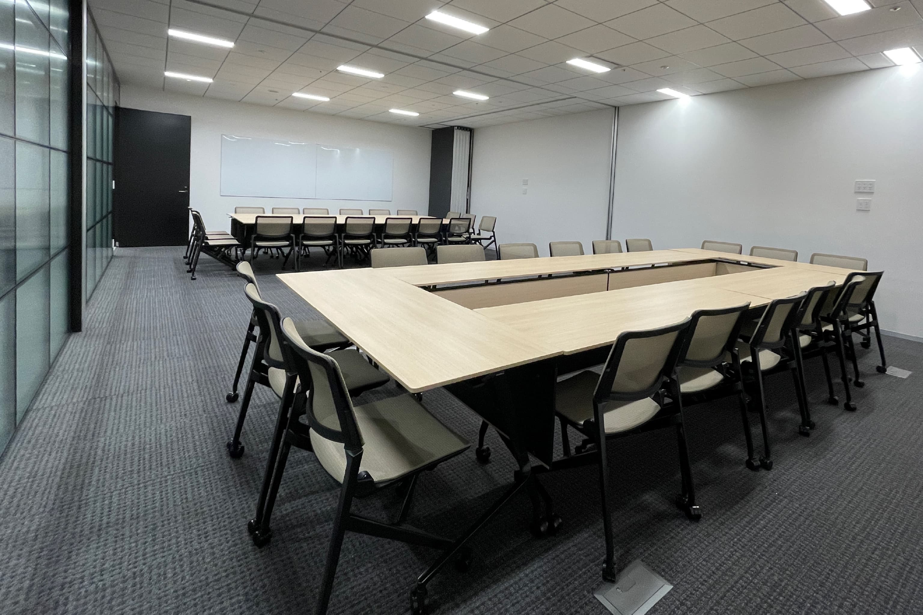ハニューフーズ株式会社 様の事例写真／[会議室]可動式のパーティションで中央から2室に分割でき、用途や人数に応じて柔軟に活用できます。すりガラスにより室内が完全に見えないよう配慮されつつ、自然光をやわらかく取り込み、開放的な空間に仕上げられています。