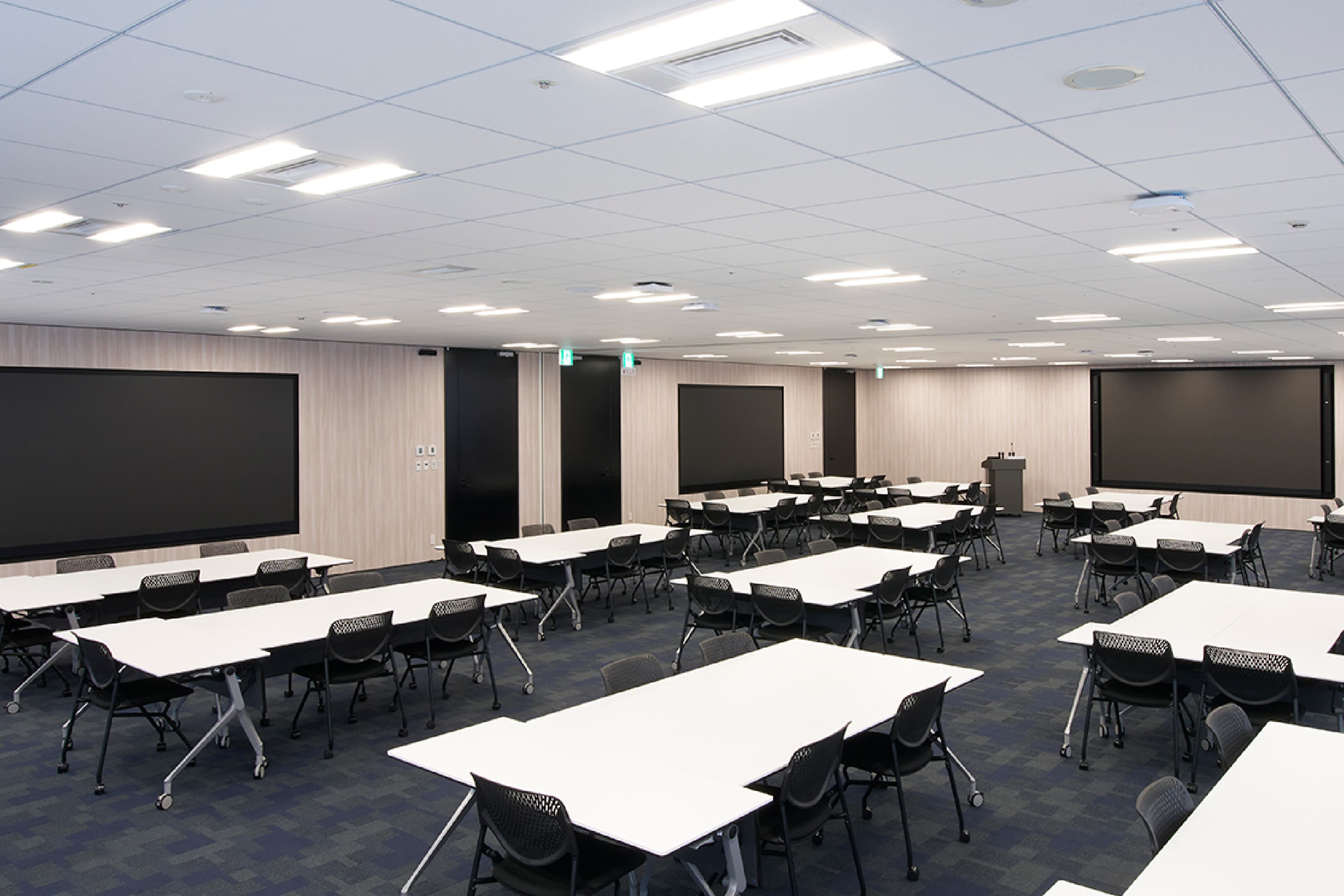 旭化成株式会社 様の事例写真／[大会議室]スライディングウォールによって2室に間仕切り可能な大型の会議室。可動式のテーブルとチェアを採用し、参加人数や利用目的に応じて柔軟なレイアウト変更を叶えます。