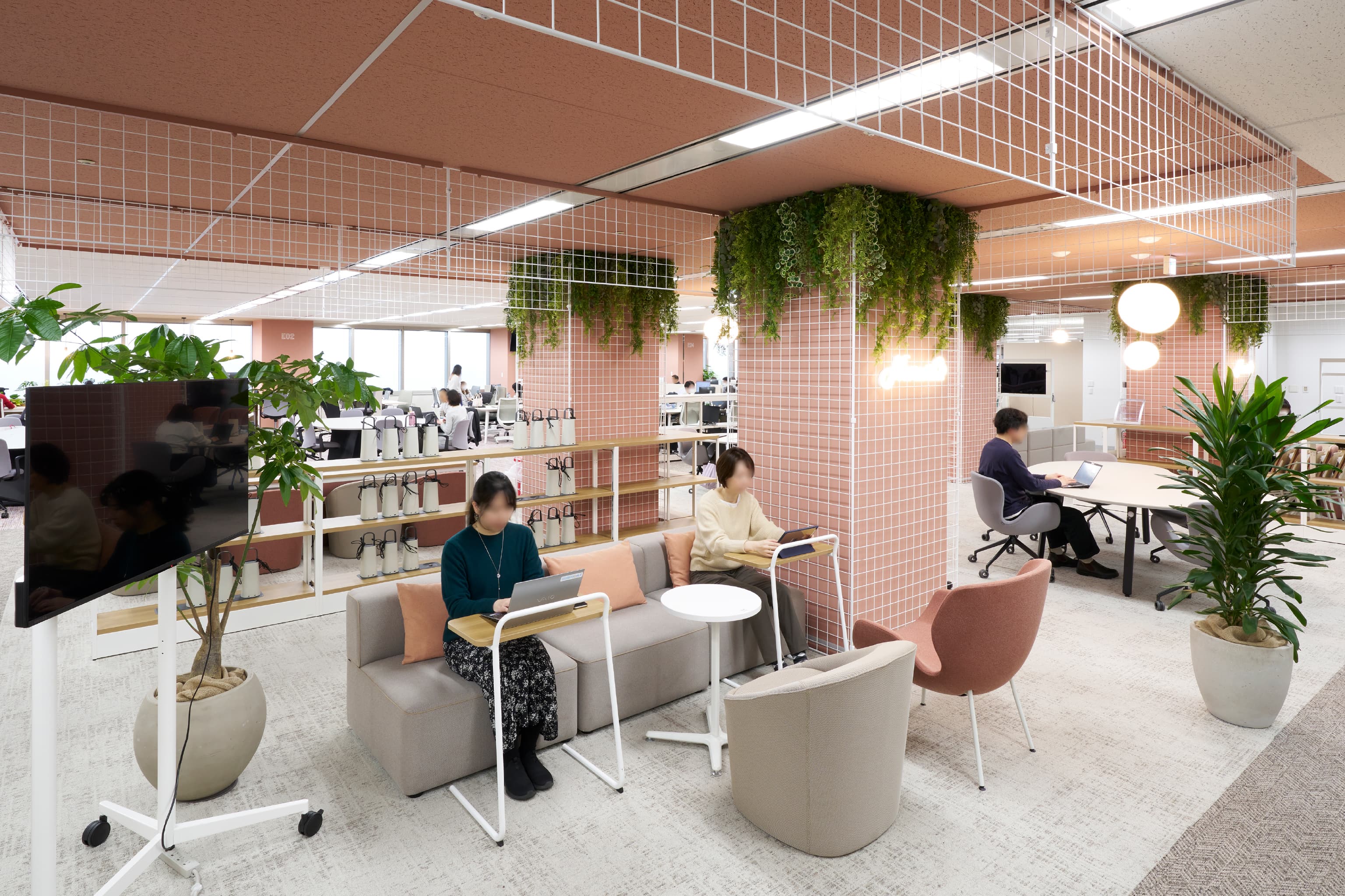 株式会社JALナビア 様の事例写真／[18F Nexus]ミーティングスペースは30分単位で使える予約制。OCモバイルバッテリー完備で、コンセントの有無を気にせずに働く場所を選べます。停電時も充電できるので、緊急時にも稼働が必要なコンタクトセンターの心強い味方に。