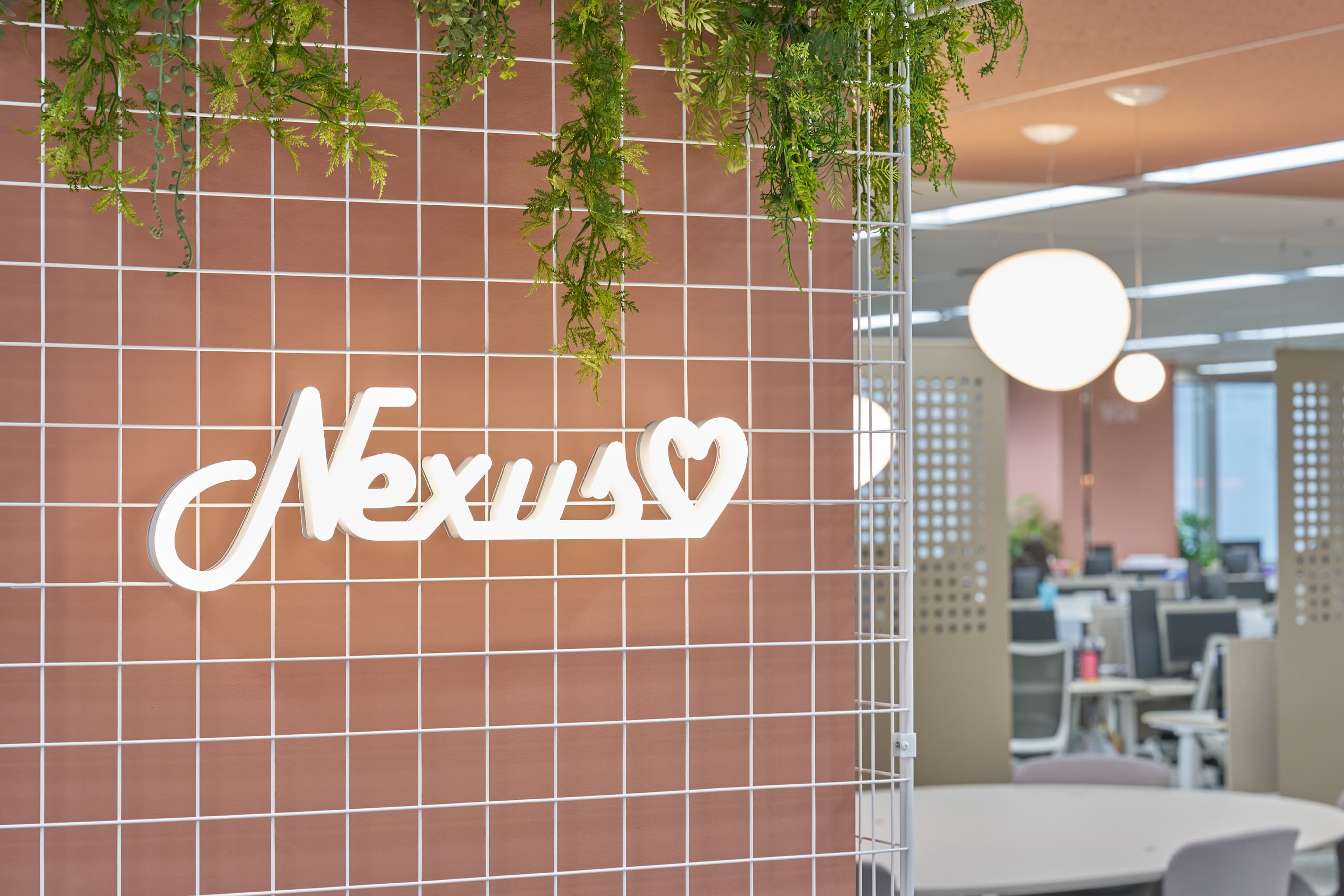 株式会社JALナビア 様の事例写真／[18F Nexus]「Nexus」にはミーティングスペースが4箇所あります。各スペースのネオンサインの末尾には、写真のハート以外にもトランプのマーク（スペード、クラブ、ダイヤ）がデザインされ、集合場所を区別できる仕組みです。