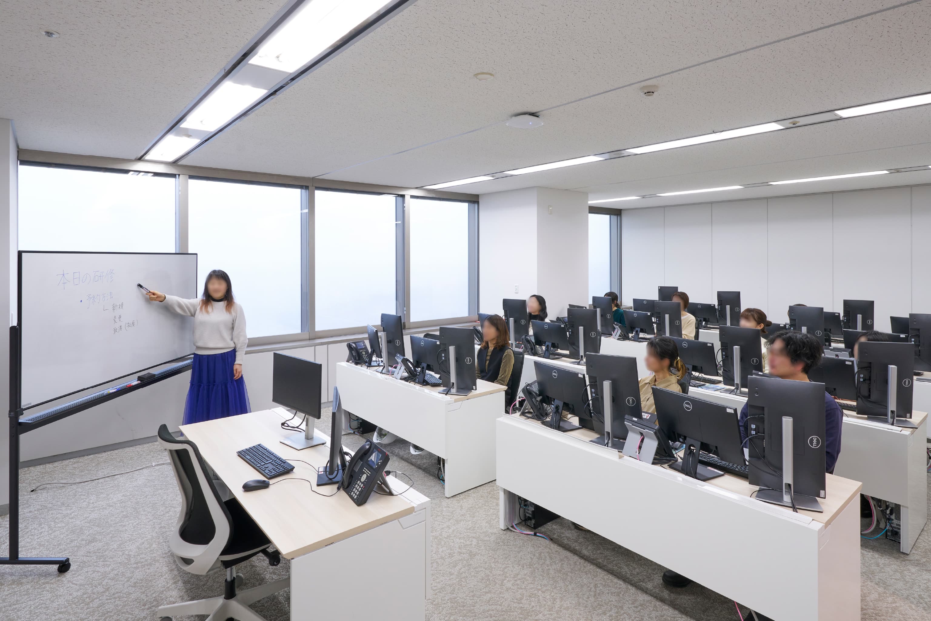 株式会社JALナビア 様の事例写真／[19F教室]18階をオープンなエリアにするため、19階に移動された教室。主に、コンタクトセンターの新入社員教育やブラッシュアップ教育などの研修に使われています。