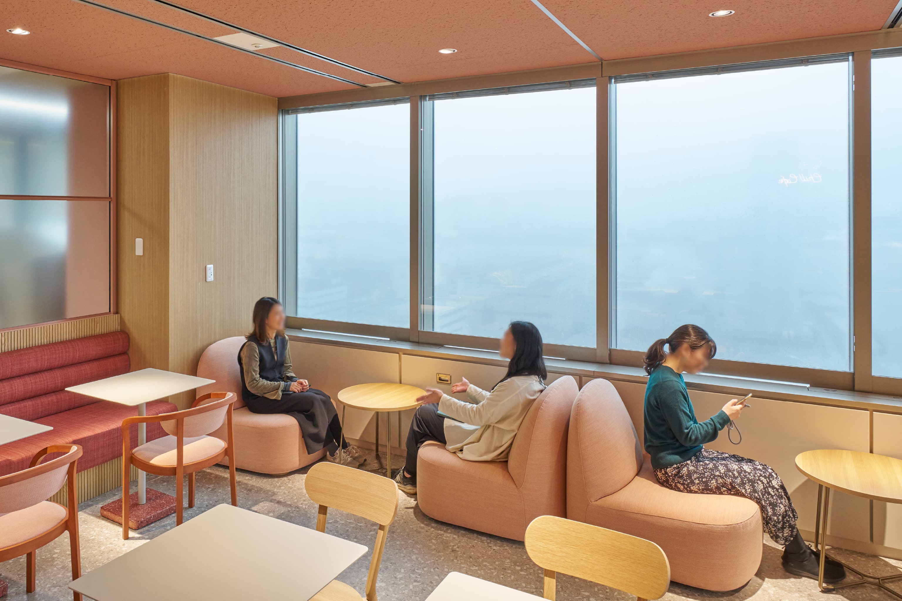 株式会社JALナビア 様の事例写真／[Chill Café]南側のエリアでは、晴れの日に東京ベイエリアを望む広大な海と空の景色を楽しむこともできます。丸みを帯びた優しいフォルムが印象的な家具や植栽がバランスよく配置された空間は、気分転換に最適です。
