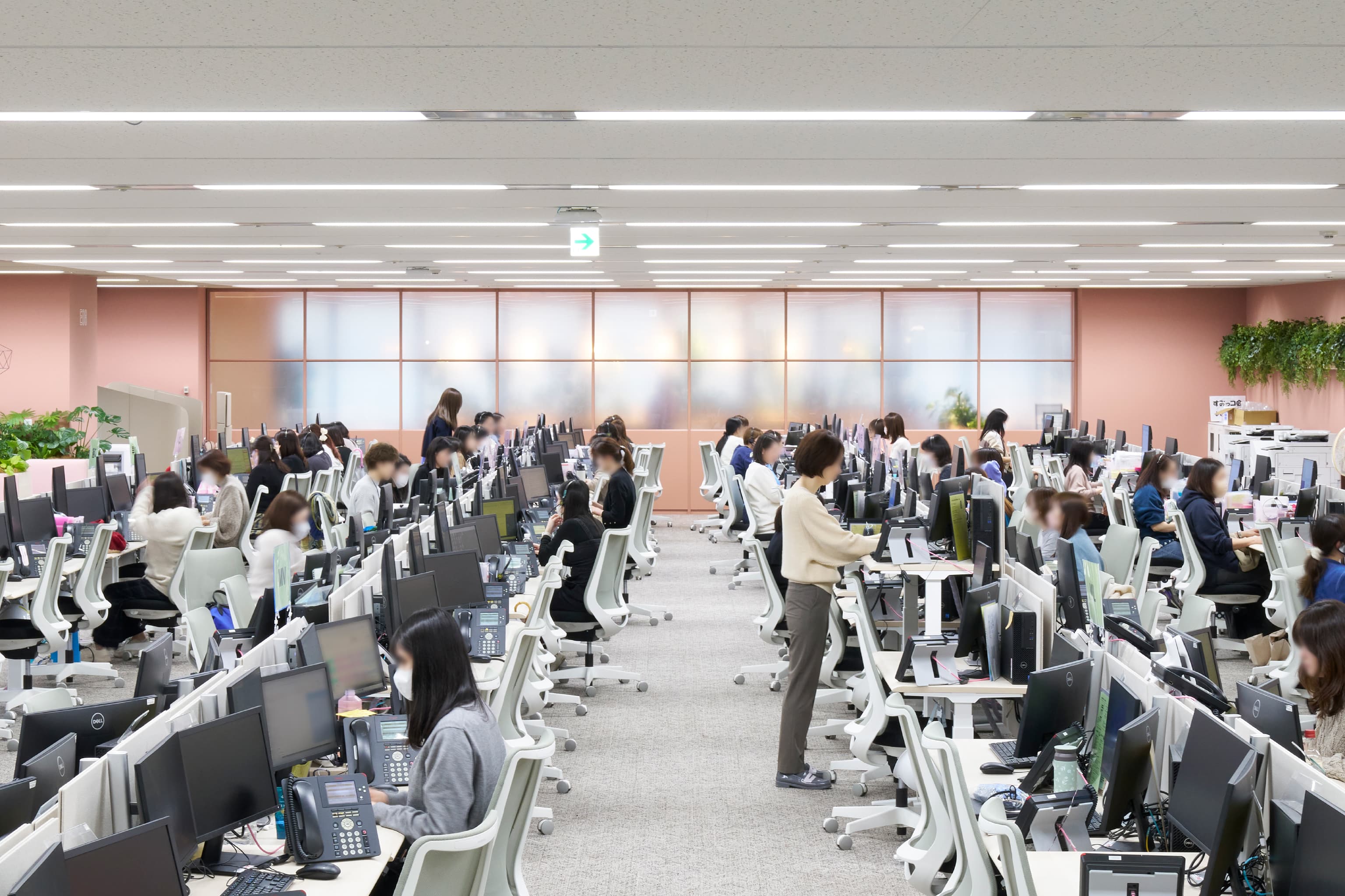 株式会社JALナビア 様の事例写真／[18F執務エリア（受電部門）]受電部門が働く執務エリアは、社員同士が背を向けて座る「背面対向式」のレイアウト。他の社員が視界に入らないため集中しやすく、振り返ればメンバーと会話できるなど、コミュニケーションの取りやすさも魅力です。