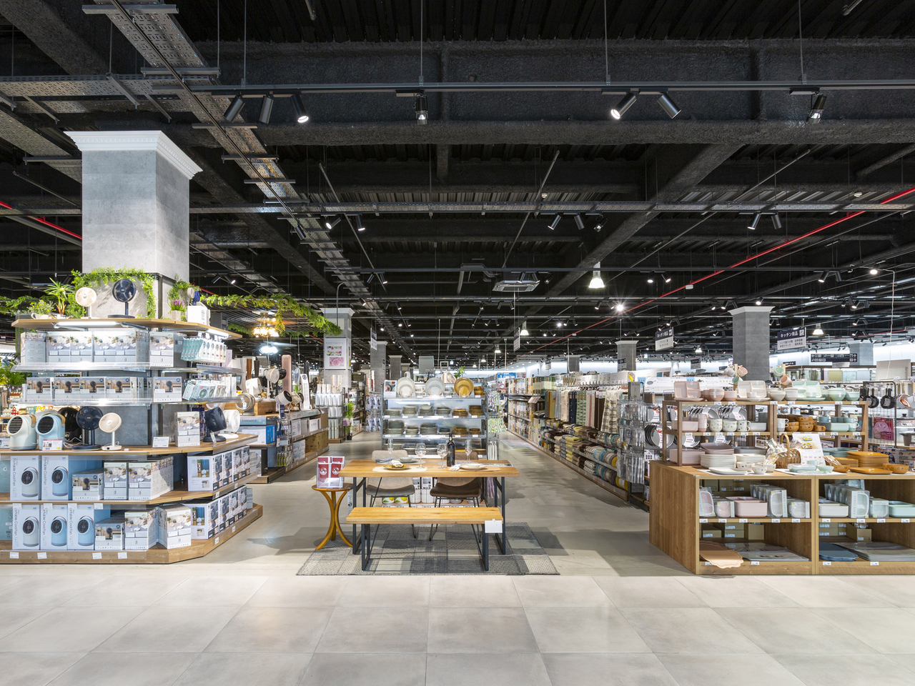 マナベインテリアハーツ 京都吉祥院店 | ホームセンター | 店舗・商