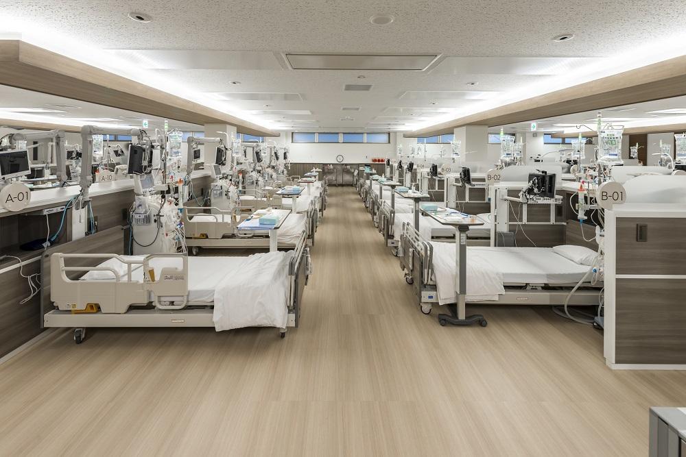 0行目：オープン（左）、セミオープン（右）タイプの2階透析ブース