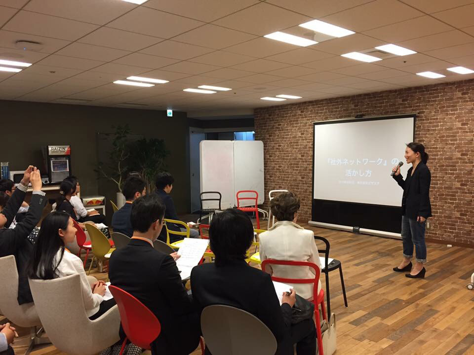 「社外ネットワークの活かし方」というテーマのイベントで話す端羽さん