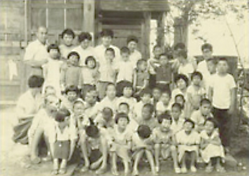 開設当時の仏子園。行善寺のお堂を仕切って子どもたちの生活支援をしていた