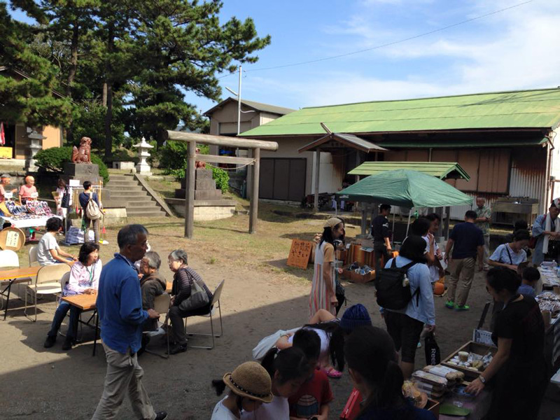 朝市の様子。毎回たくさんの人で賑わっている