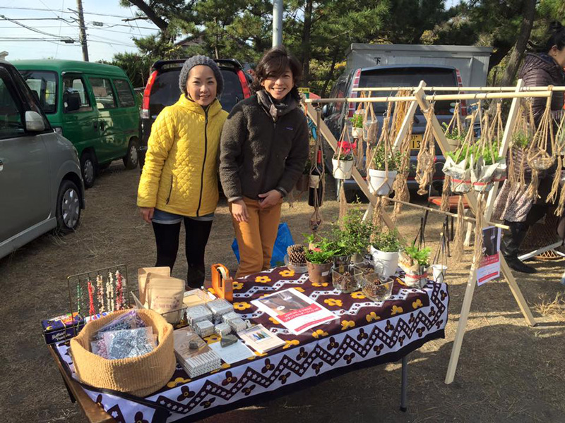 朝市の様子。毎回たくさんの人で賑わっている