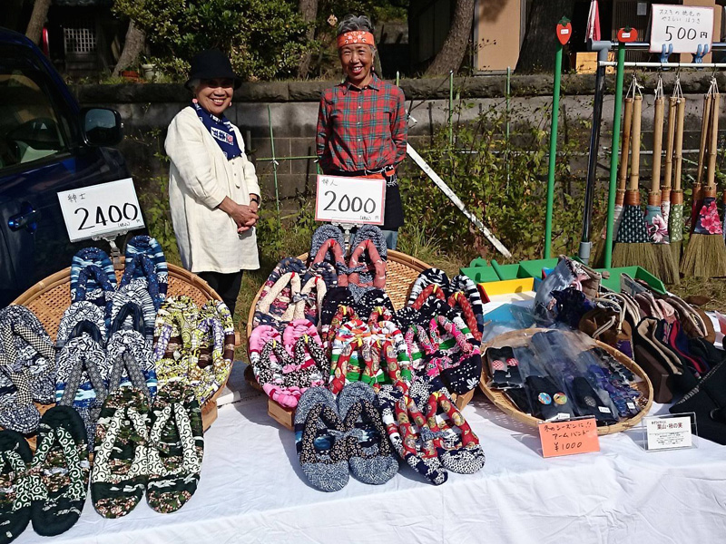 朝市の様子。毎回たくさんの人で賑わっている