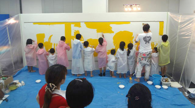 佐賀城下栄の国祭り期間中に行った「ケニア壁画プロジェクト」の壁画原画制作では、のべ100人の子どもたちが参加して10メートルの原画が完成