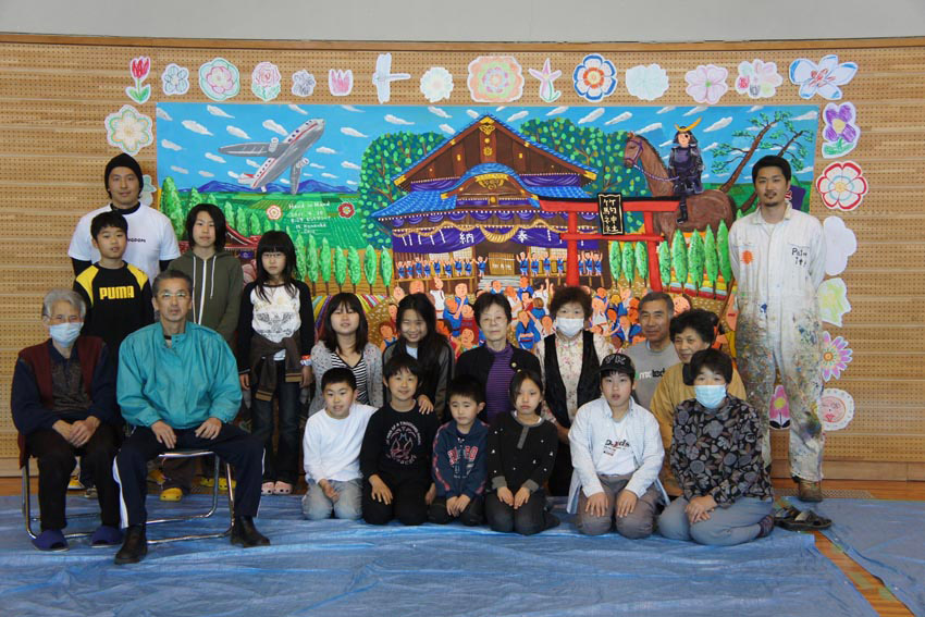 岩沼ビックアリーナという避難所に描いた壁画。最初に絵画教室を行った後、クレヨンとスケッチブックをプレゼントして5メートルのキャンバスに子どもや大人、お年寄りと一緒に絵を描いた