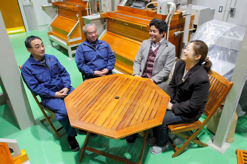 左から「アグリードなるせ」の佐々木常務、安部社長、「美馬森Japan」の八丸健さん、八丸由紀子さん