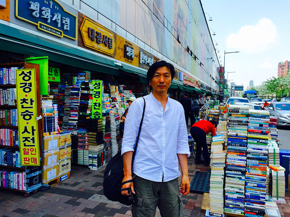 ソウルの書店でロケ中のひとコマ