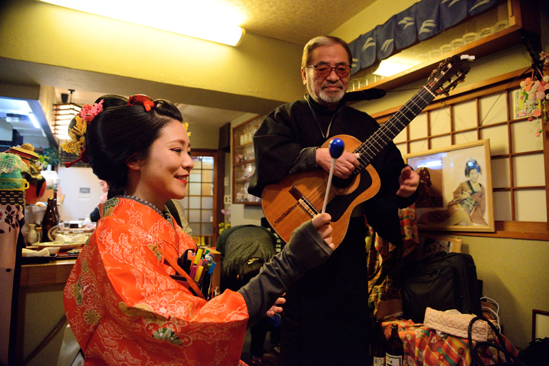 師匠の新太郎さんと一緒に(東京四谷荒木町の小料理屋「ばんしゃく奈美」にて)