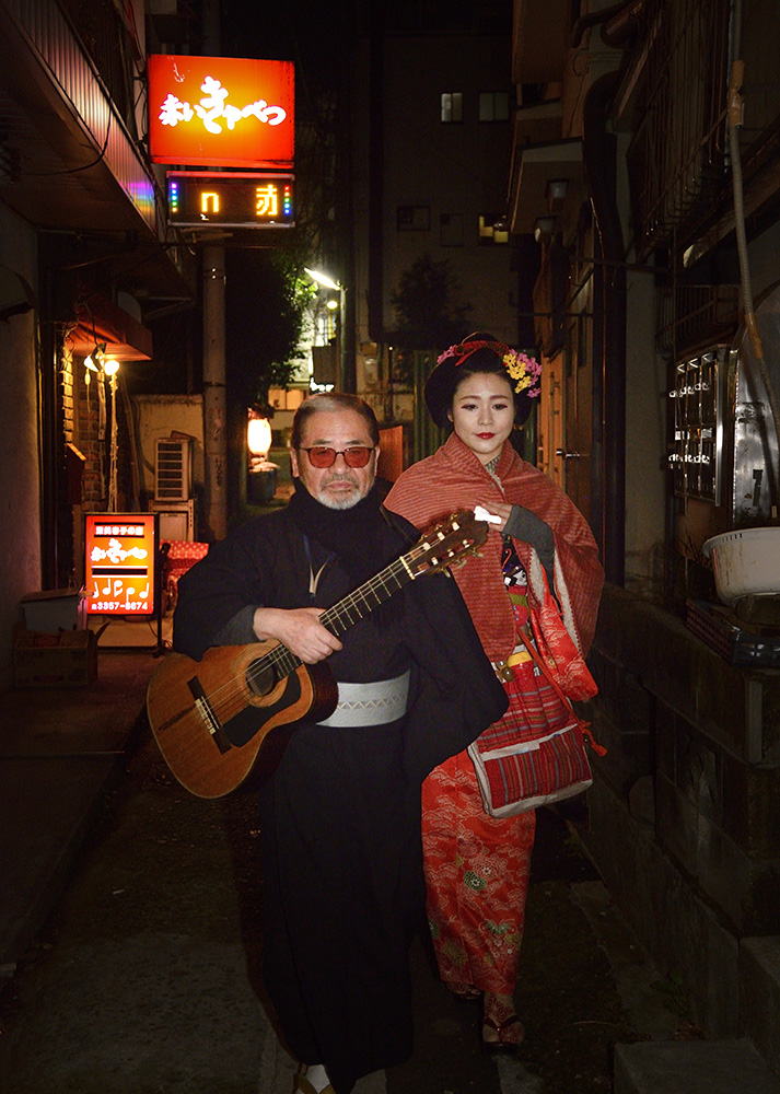 夜の荒木町を流す新太郎さんとちえさん。こういう光景は東京でも滅多に見られない